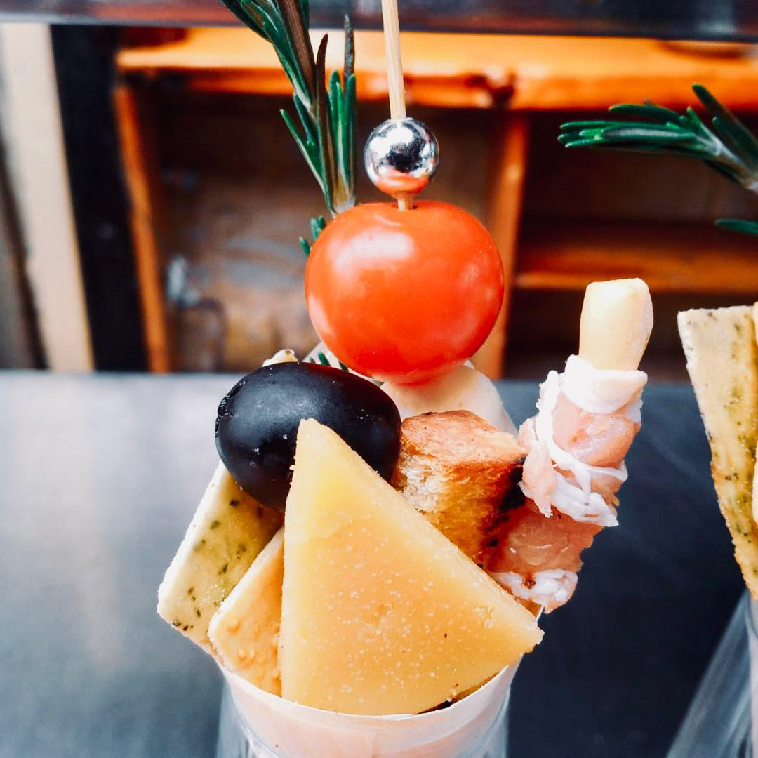 Charcutero de Madurados Individual: Queso bocconcini, tomate cherry, jamon serrano, chorizo español, galleta de avena de arroz. Revisar con Fer