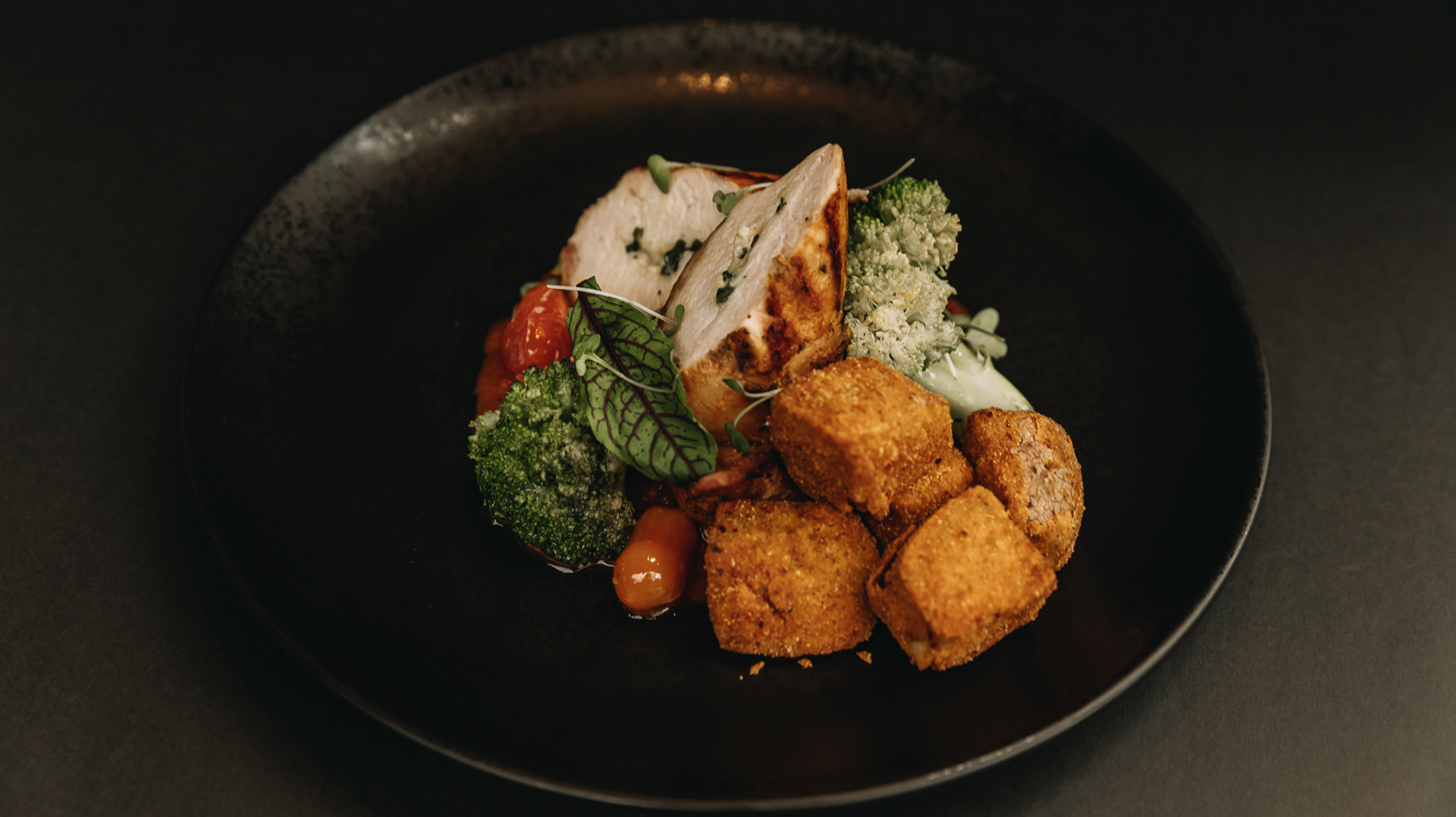 Pollo Relleno de Espinaca y Pesto de Tomates Secos Cremoso, Envuelto en Tocineta con Papas Crocantes