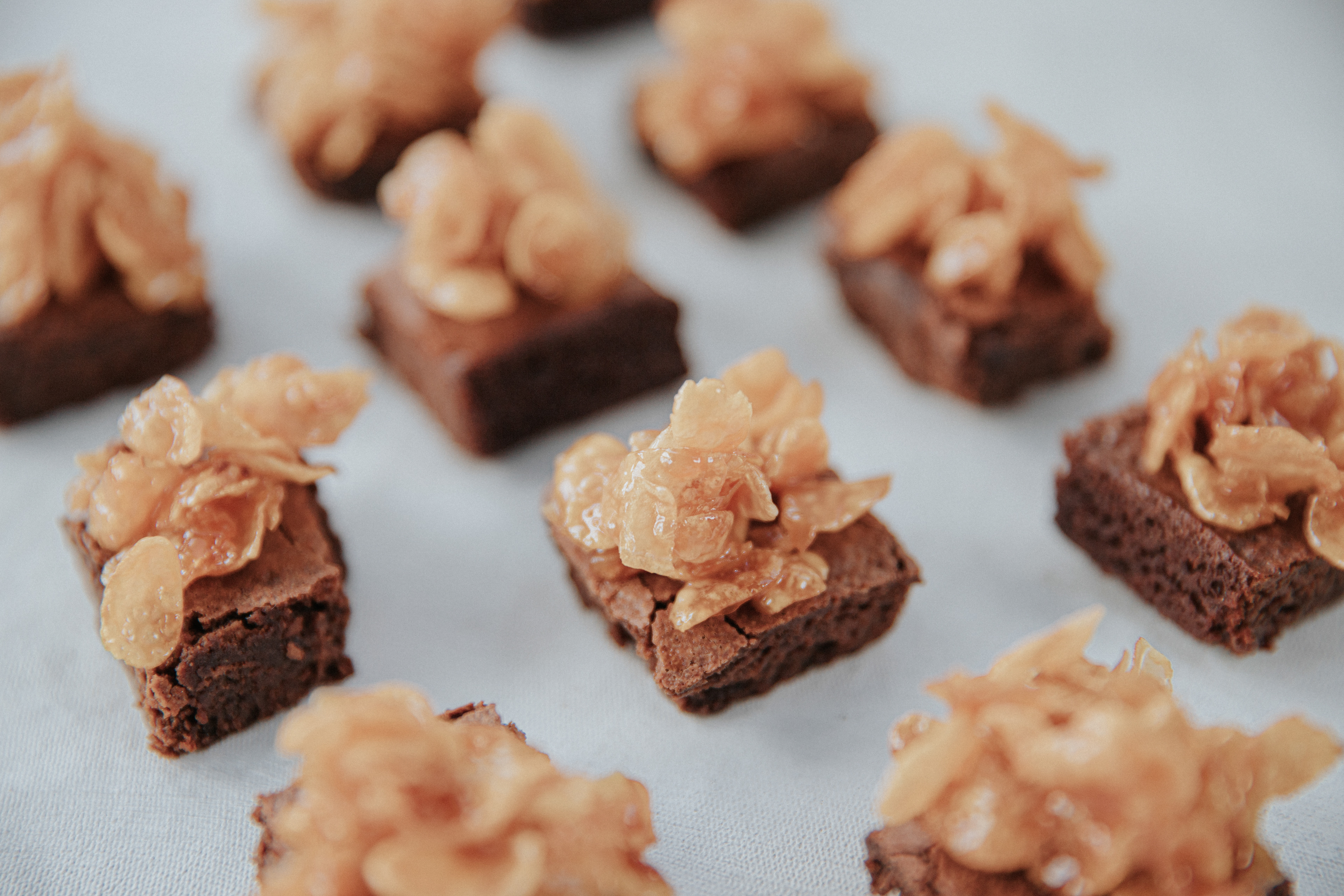 Mini Brownies de Cornflakes de Caramelo Salado