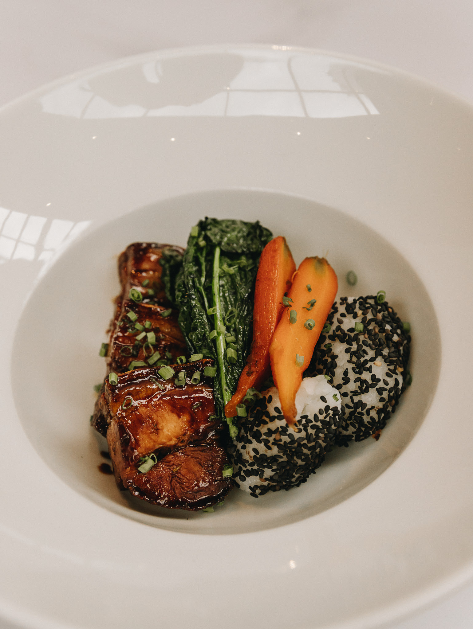 Pork Belly Glaseado con Miel de Romero Acompañado de Arroz, Bok Choy y Cebollín (solo premium)