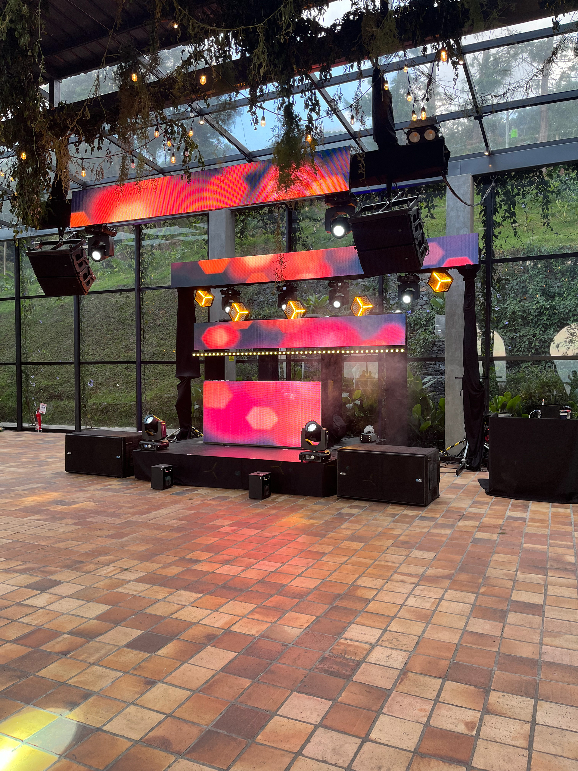 Montaje Medio (V) + 10mts Pantalla Led