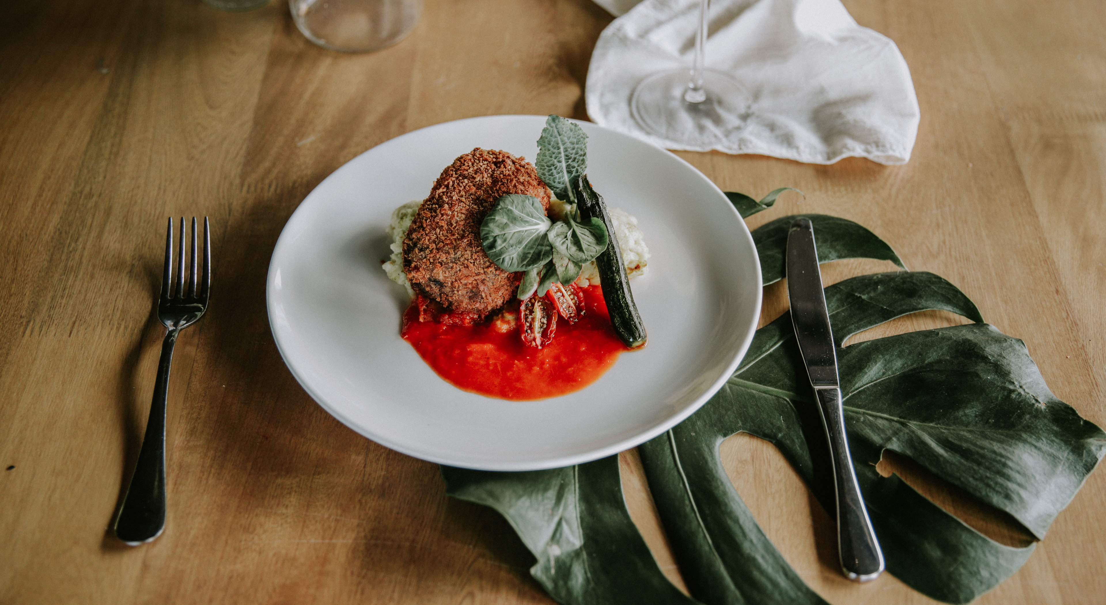 Pollo/Lomo de Cerdo o Lomo de Res Apanado en Panko con Salsa de Chile Dulce y Puré de Coliflor Rostizada