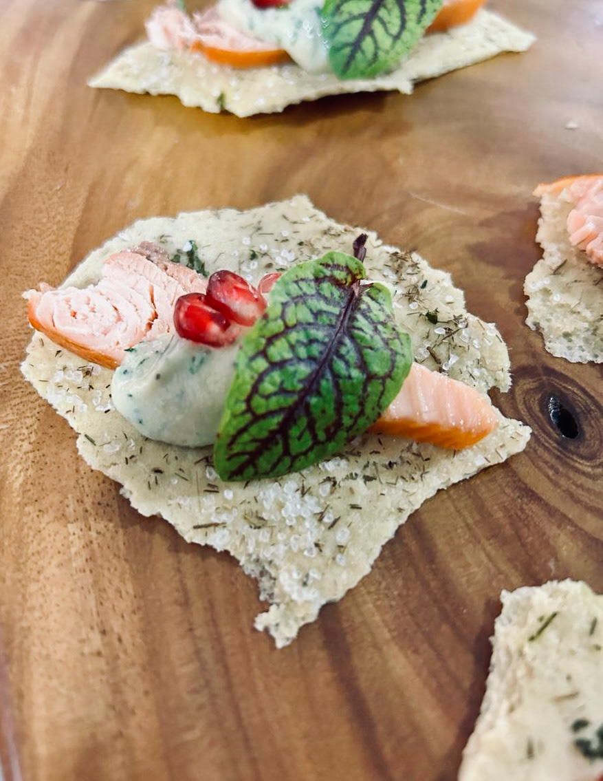 Salmón Ahumado sobre Galletas de Menta y Cremoso de Eneldo