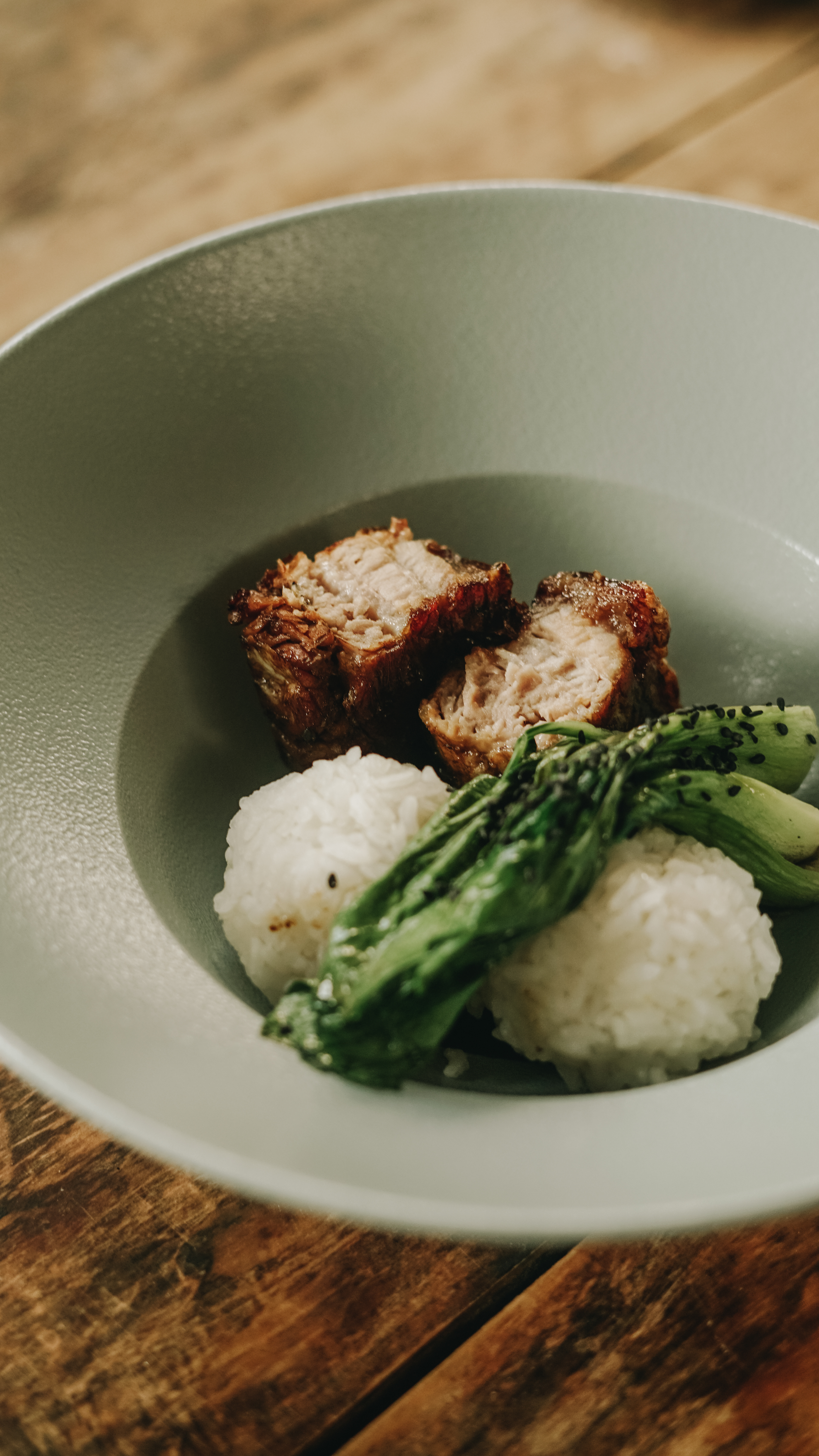Pork Belly Glaseado con Miel de Romero Acompañado de Arroz, Bok Choy y Cebollín (solo premium)