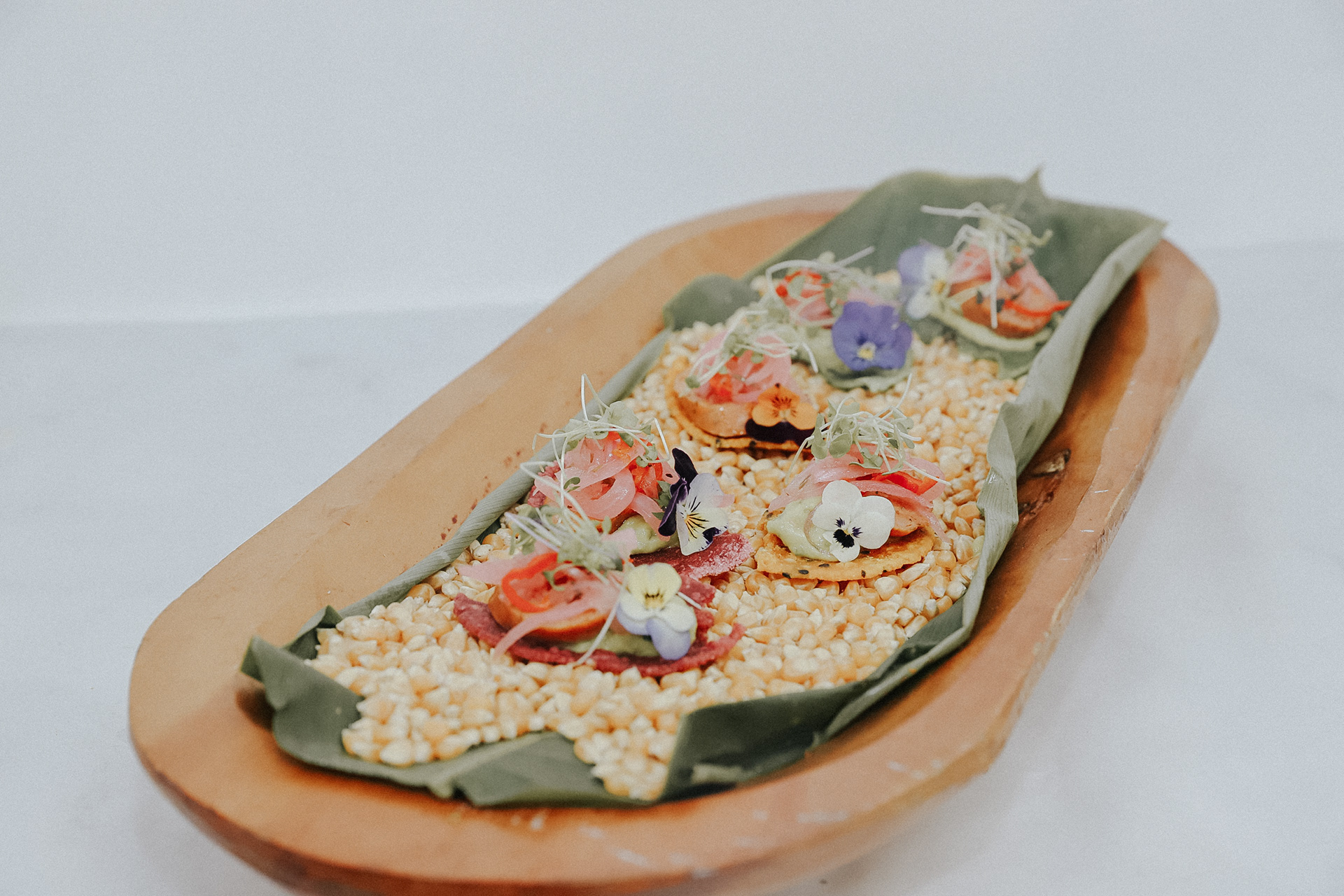 Montadito de Chorizo en Crocante de Maiz con Cremoso de Aguacate