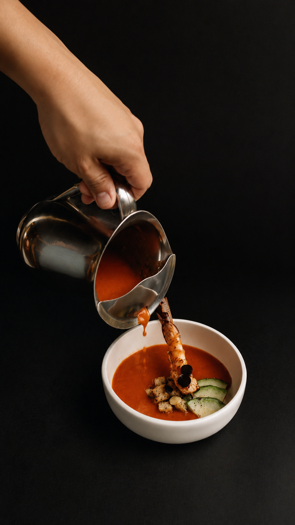 Bisque, sopa con fondo de mariscos, tomates san marzano rostizados, jerez y toque de leche de coco con langostino marinado en cítricos y asado