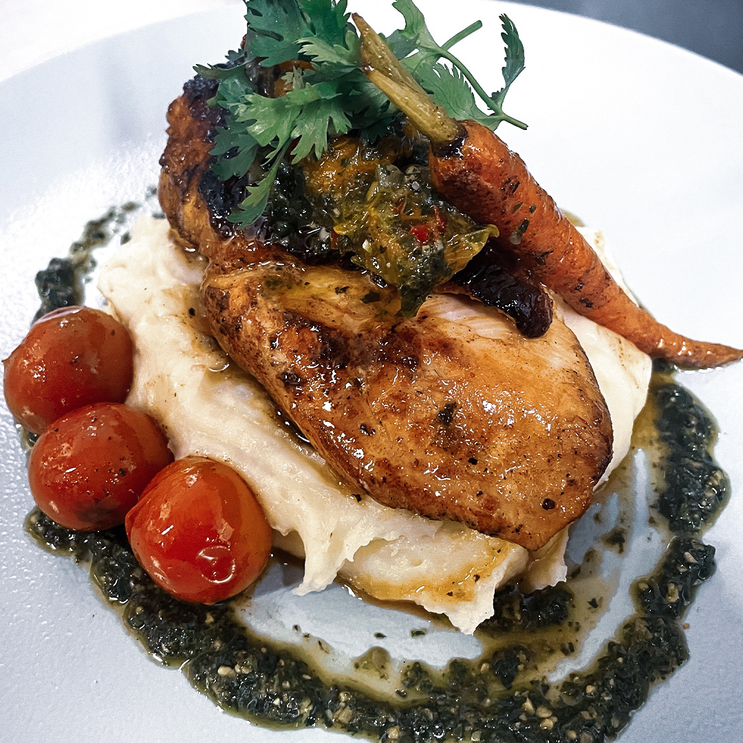 Pollo a la Parrilla con Chimichurri de Uchuvas y Puré de Arracacha