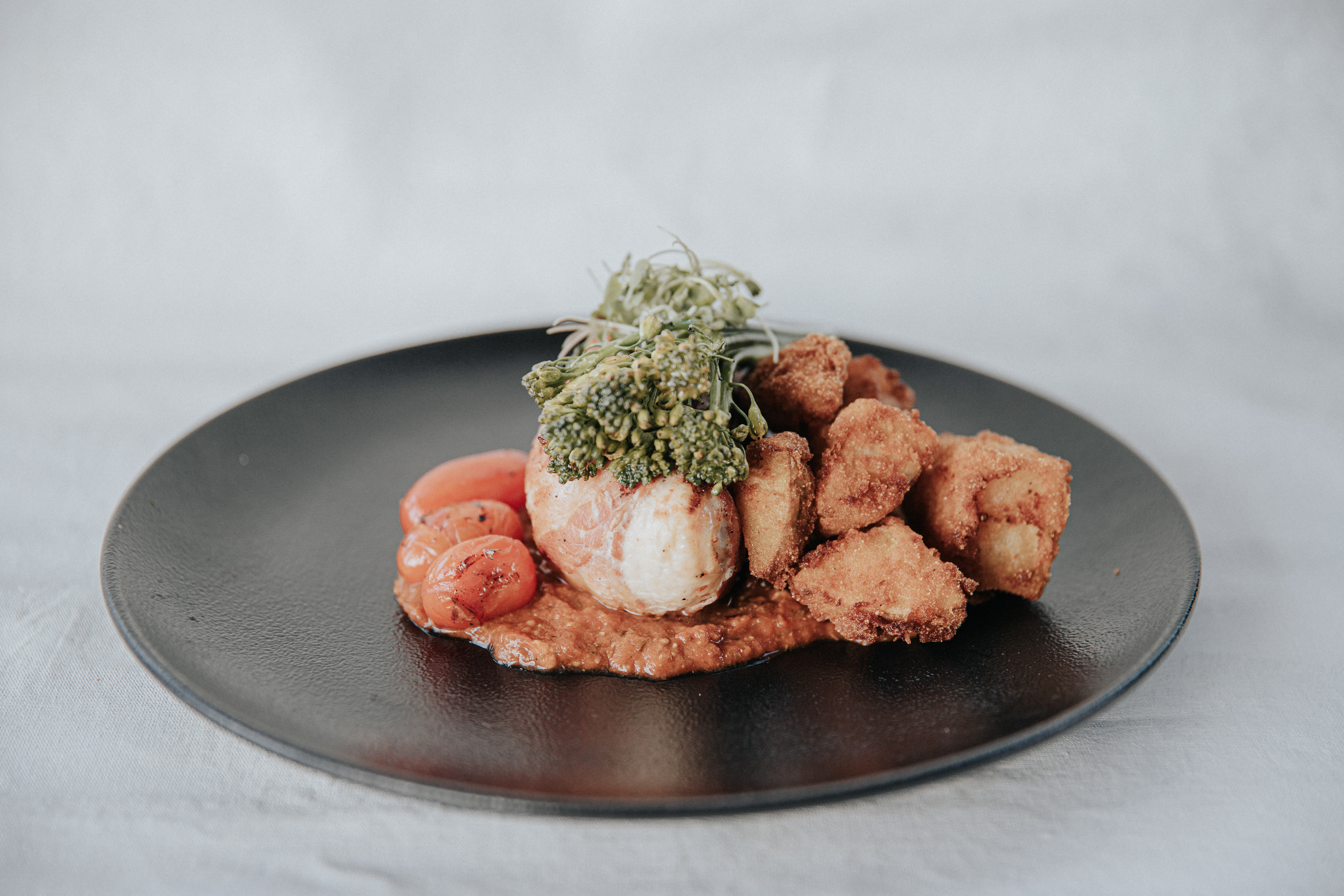 Pollo Relleno de Espinaca y Pesto de Tomates Secos Cremoso, Envuelto en Tocineta con Papas Crocantes