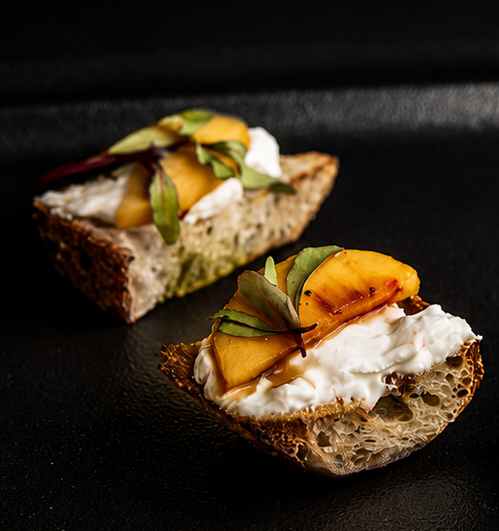 Montadito de Stracciatella y Duraznos Parrillados