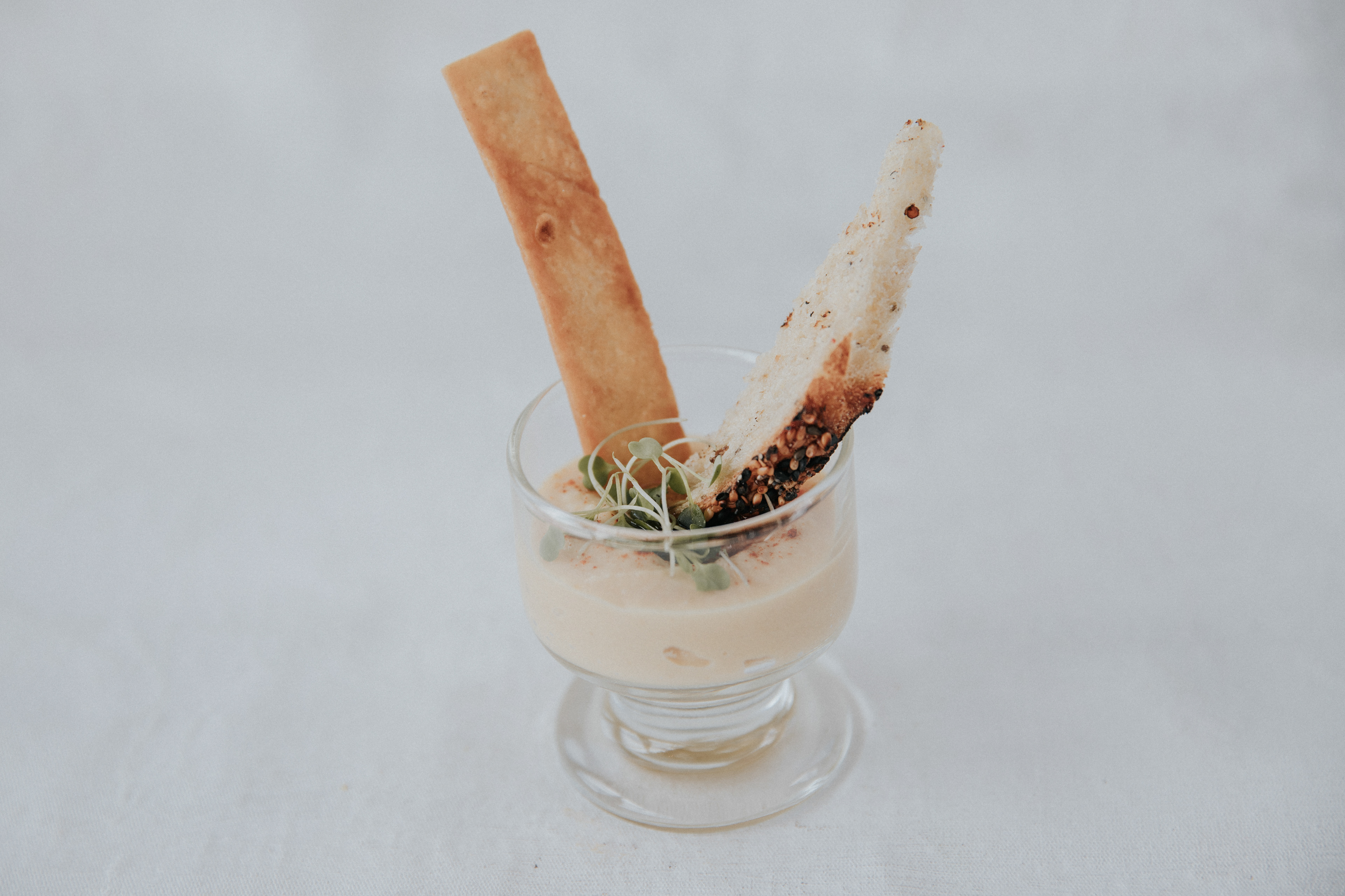 Hummus con Chips de Pita y Variedad de Panes
