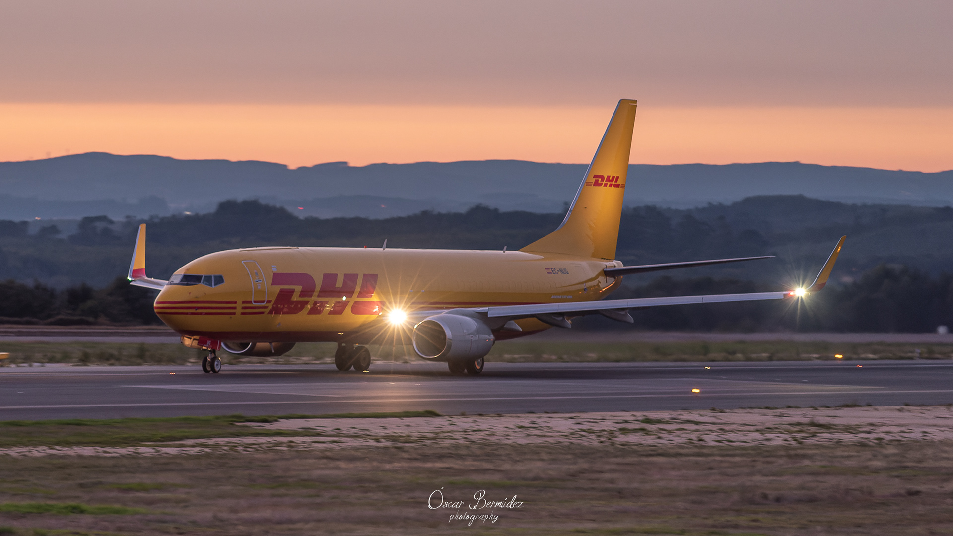 EC-NUG | Boeing 737-883 (SF) | DHL