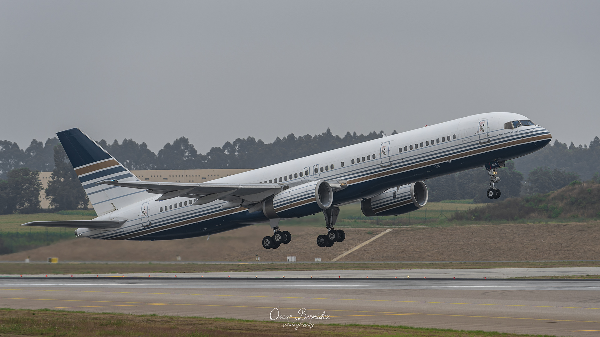 EC-HDS | Boeing 757-256 | Privilege Style