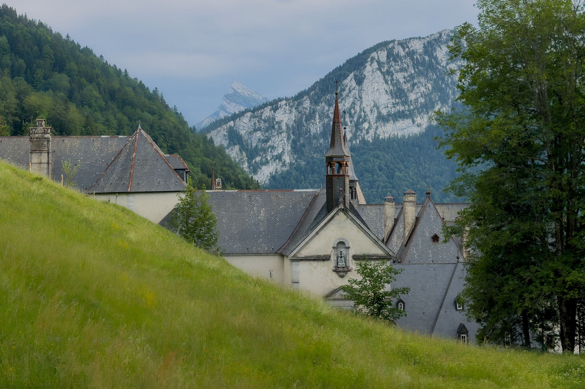 le monastère apparaît