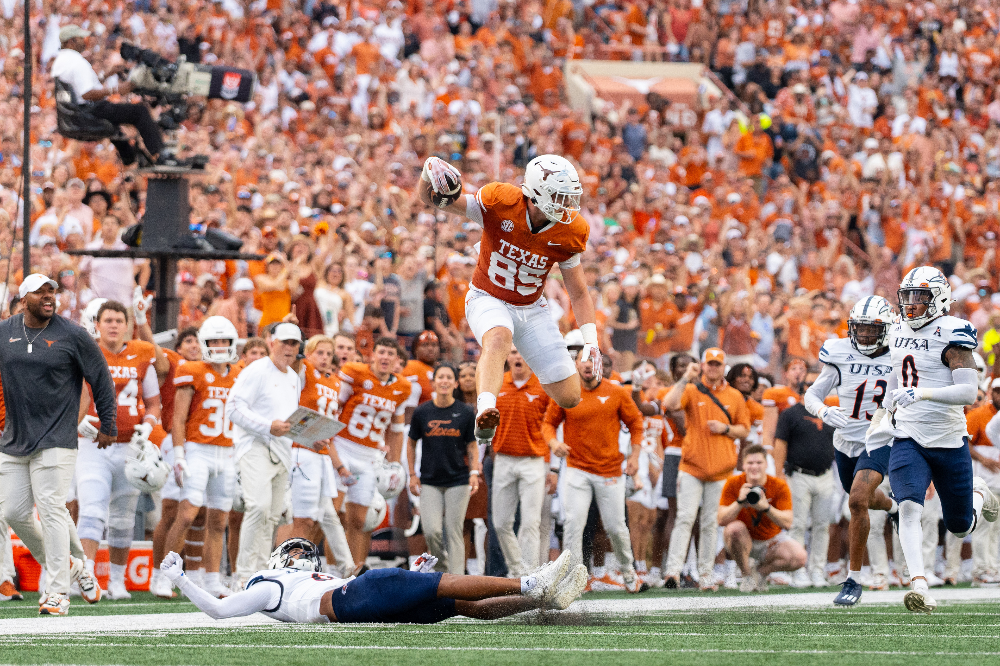 Texas tight end Gunnar Helm (85) leaps over UTSA safety Elliott Davison (6) during a non-conference game at Darrell K Royal-Texas Memorial Stadium in Austin, TX., Saturday, Sep. 14, 2024.