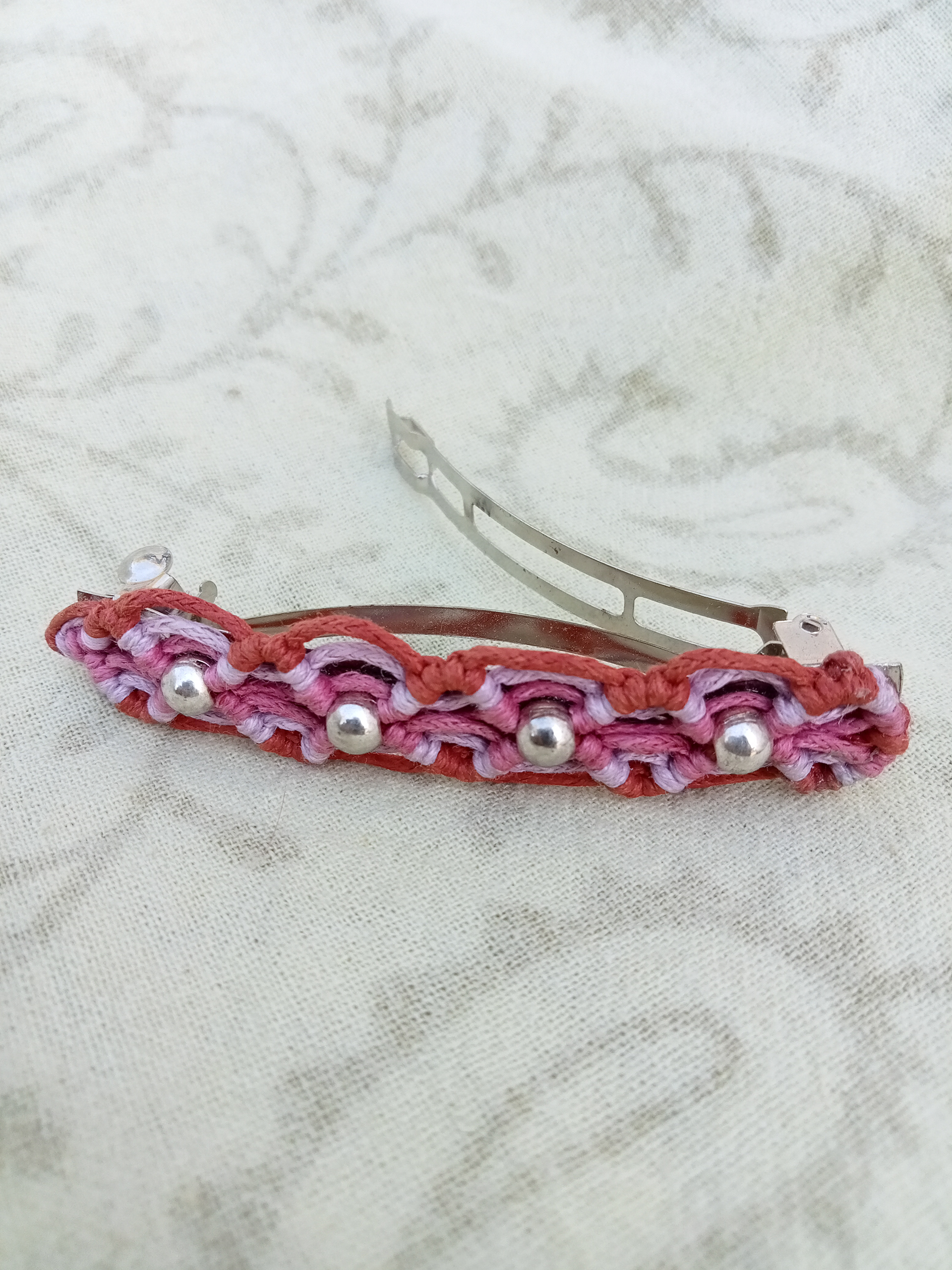 Macrame hairclip - pink/red