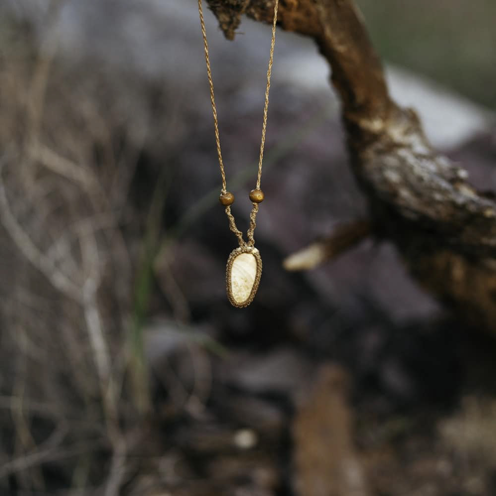 Macrame white stone & wood