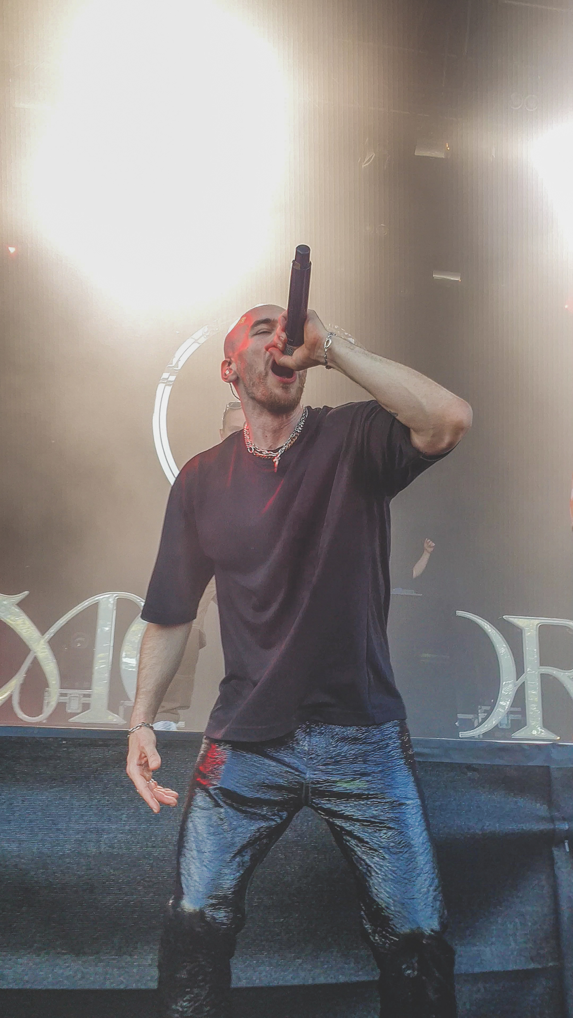 The photo was taken with a phone (Samsung S10e)