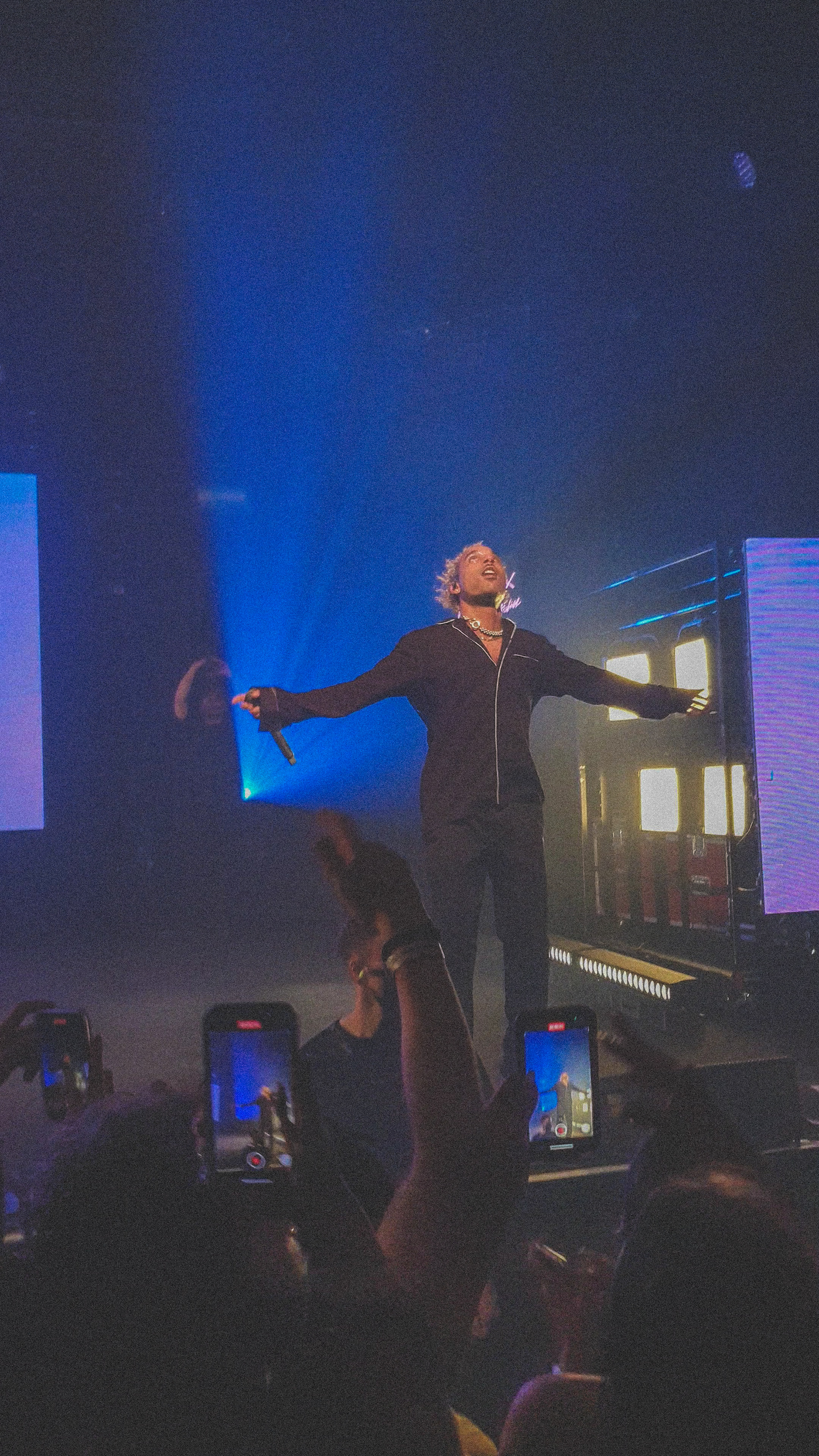 The photo was taken with a phone (Samsung S10e)