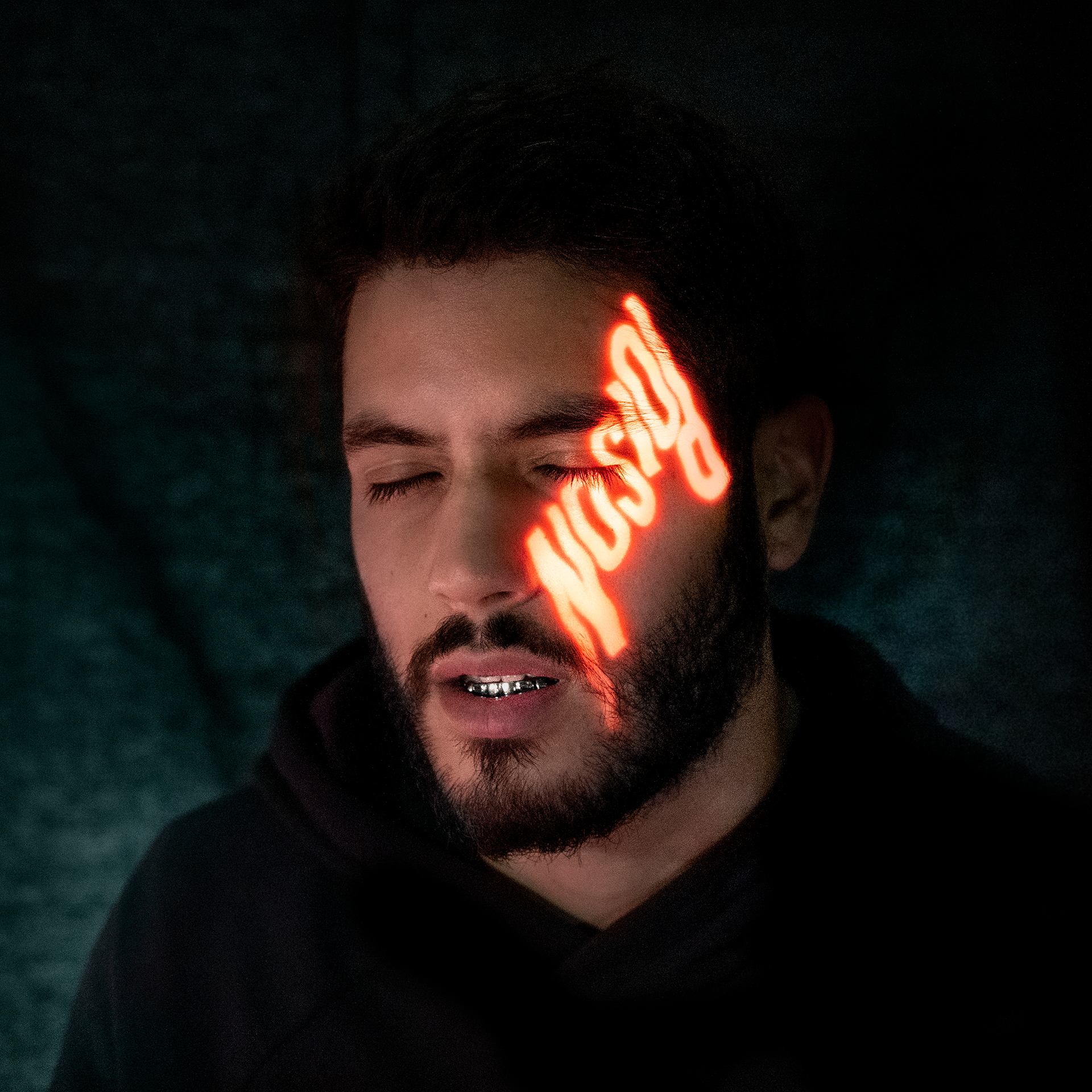 La pochette "Poison" utilise la vidéoprojection, dans une ambiance clair/obscur, l'artiste devient support.