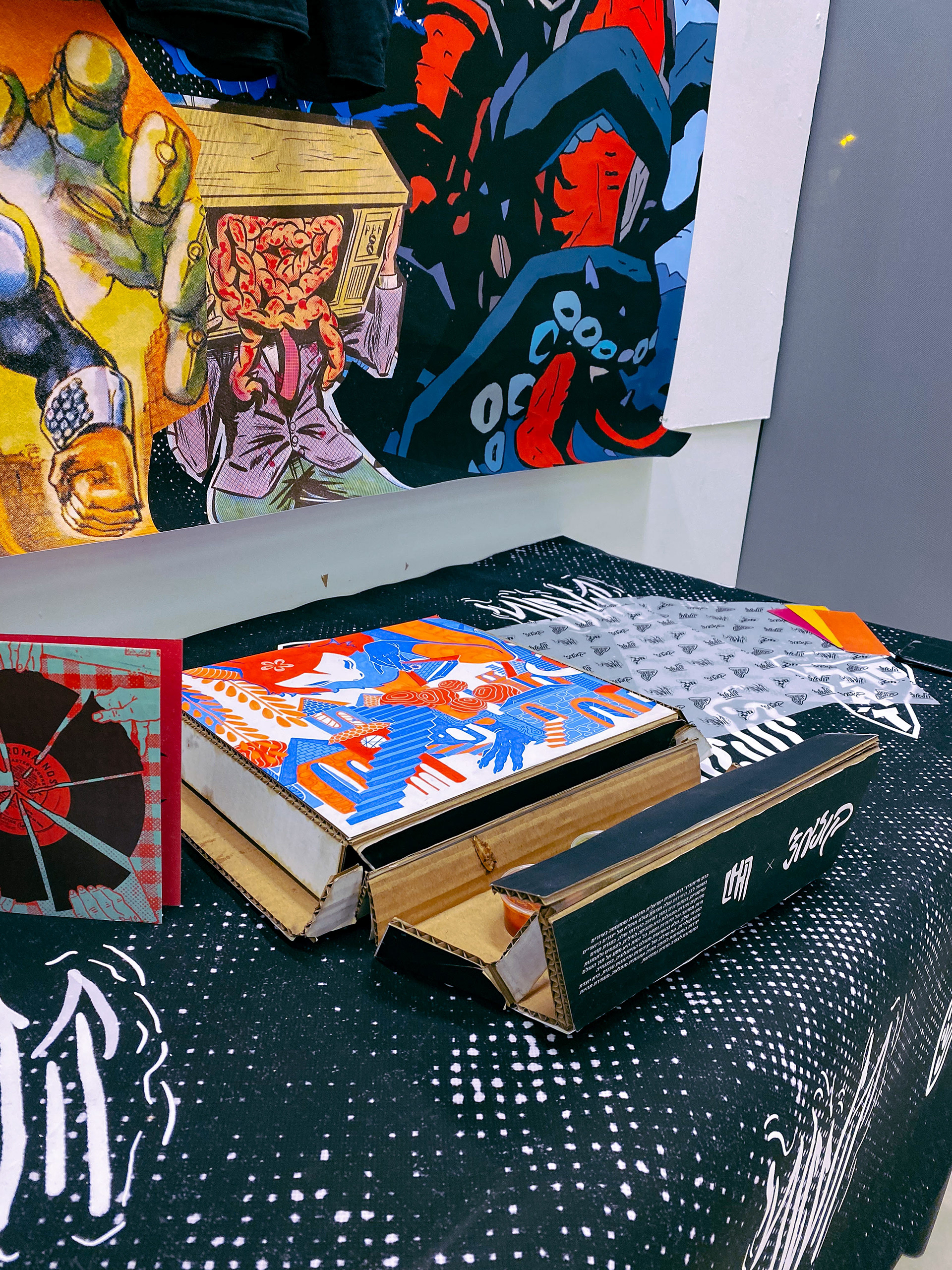 Artwork on the box: Hadas Haimovich