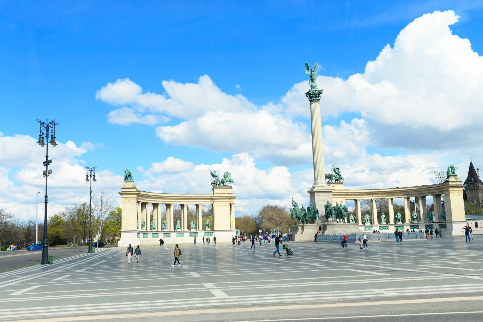 Budapest Gov Square 2