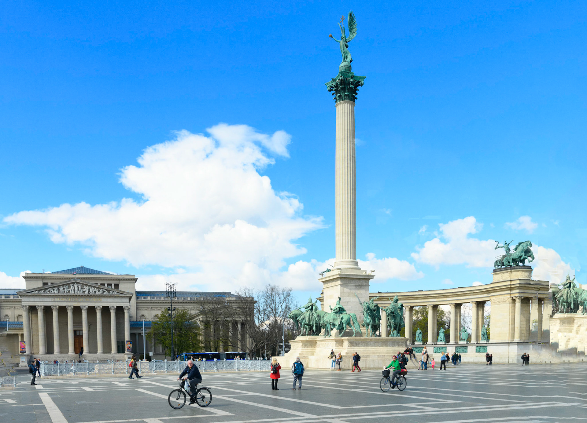 Budapest Gov Square 1
