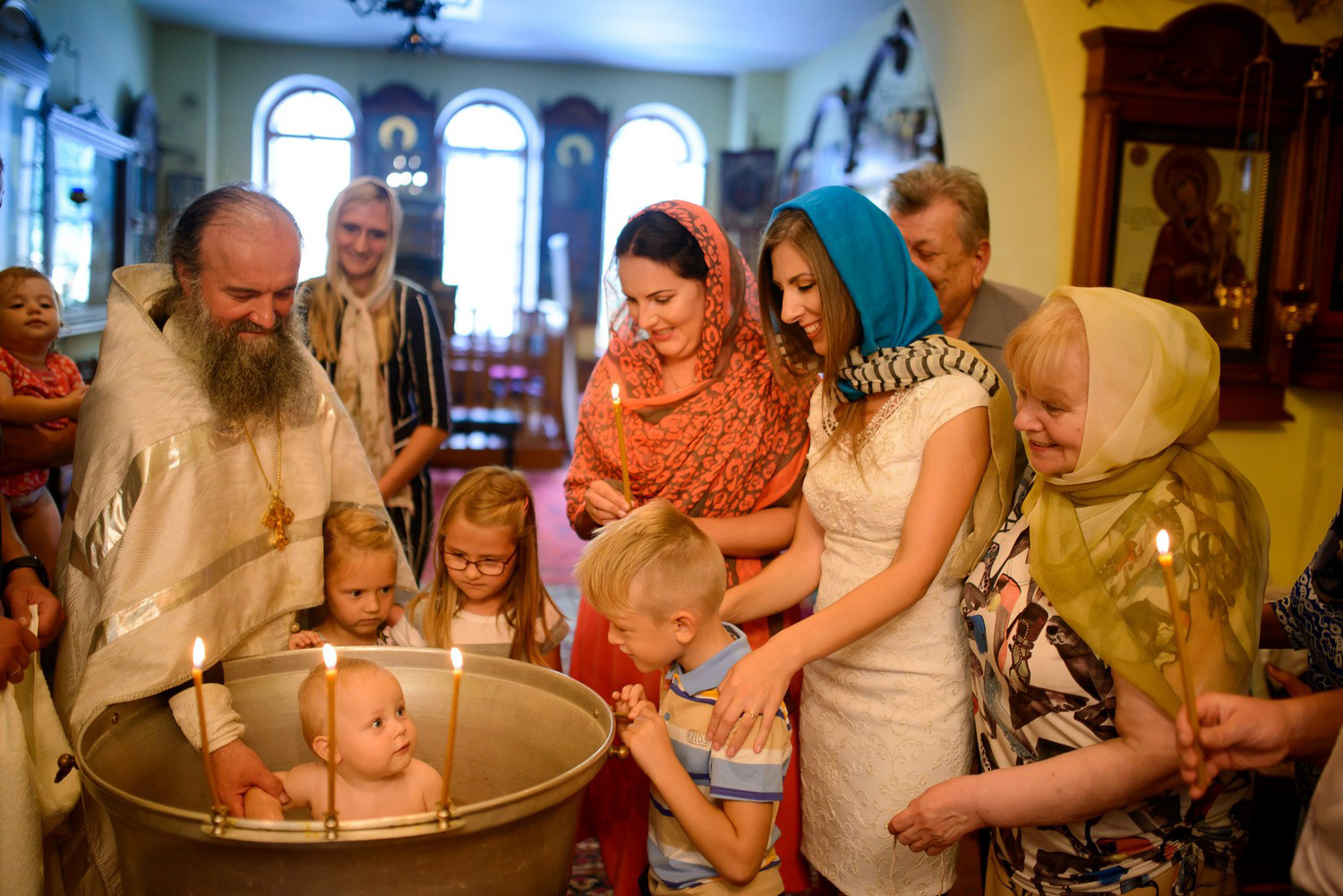 В какие дни крестят детей в православной. Крещение ребенка. Крещение в церкви. Крещение в храме. Крещение детей в православной церкви.
