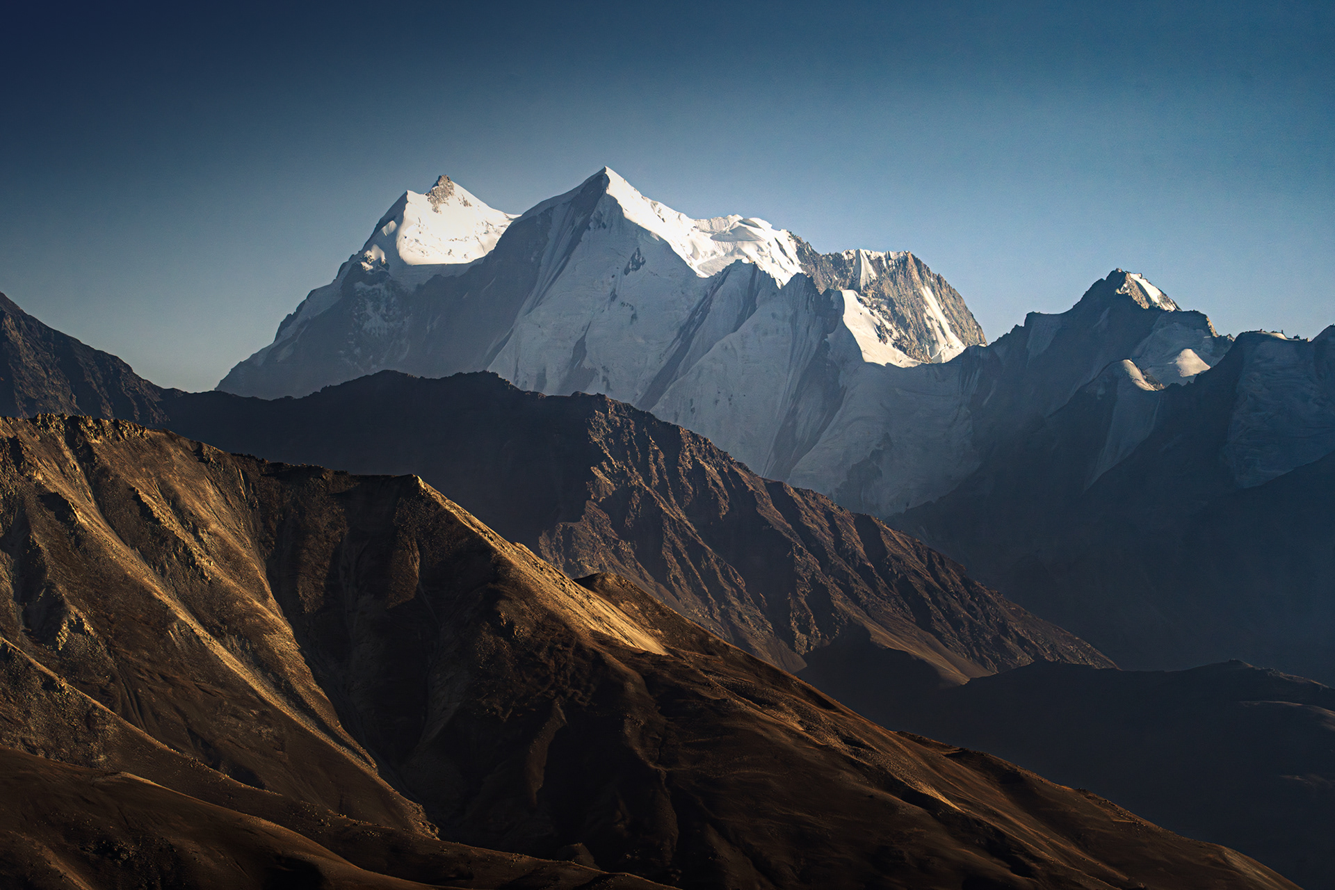 Rahozon Zom, 6,553m, Summit in Pakistan, main body in Afghanistan