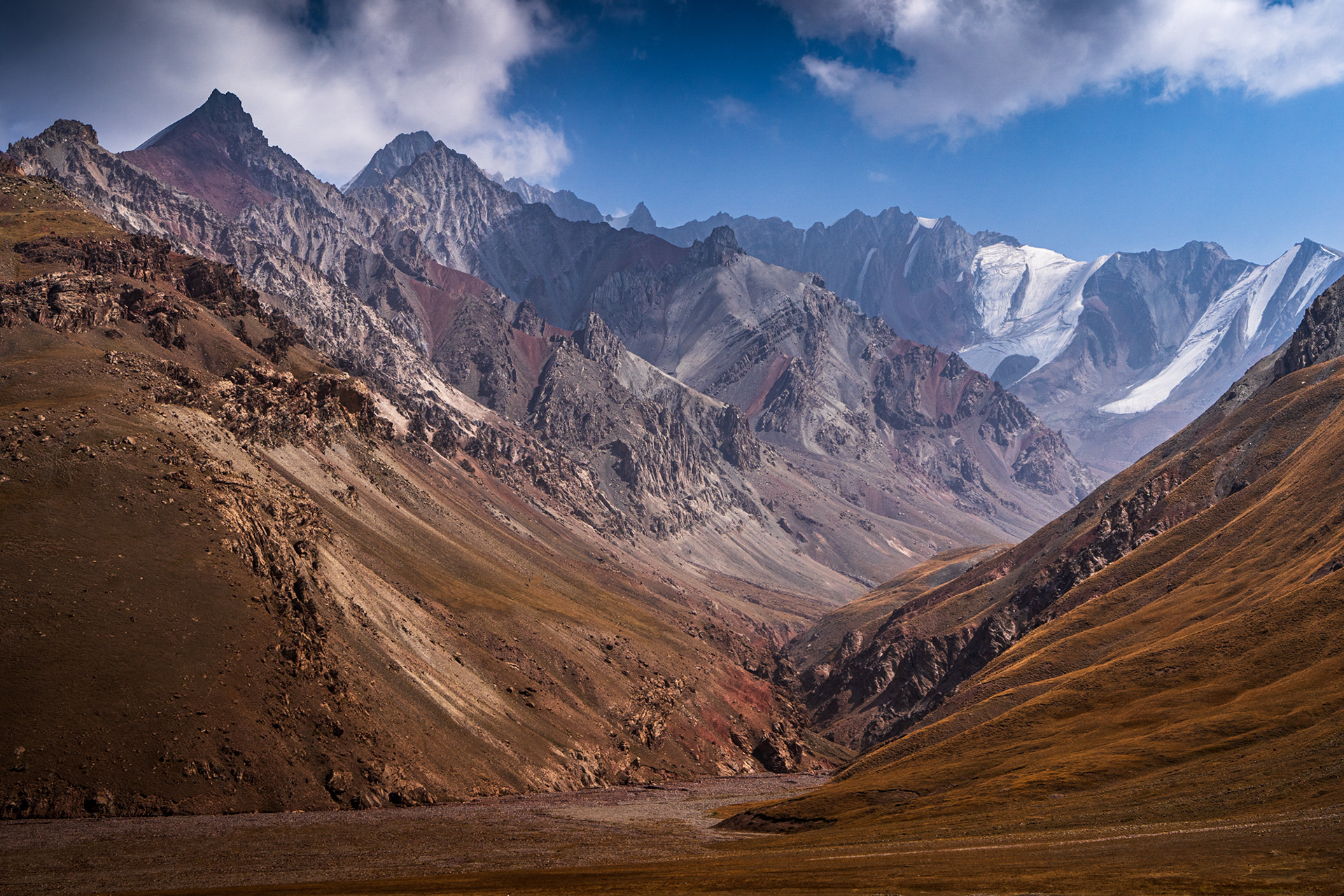 Closer to the Kyrgyz border, the coloured Alay mountains welcome us.