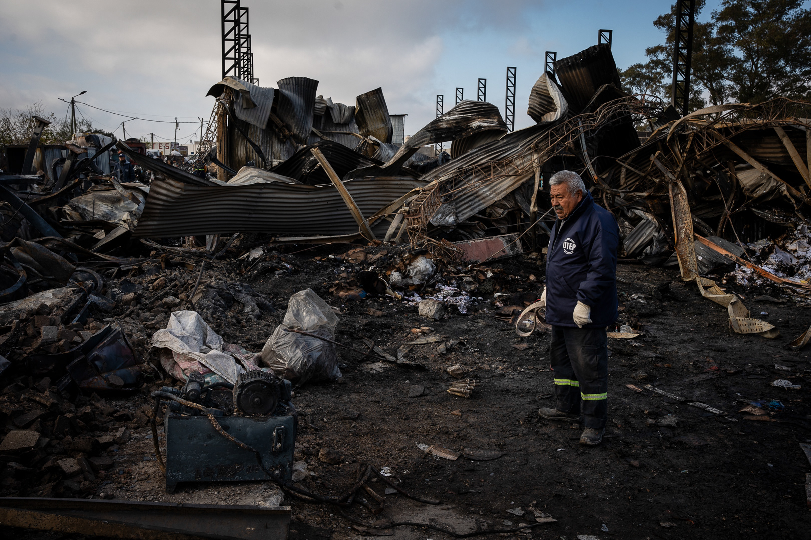 The fire destroyed everything. In the early hours of Sunday morning, the recycling cooperative Jóvenes en Progreso, which employs more than 300 cardboard collectors in Lomas de Zamora, suffered a fire that turned all its working machines and tons of materials collected for processing and commercialization into scrap metal and garbage. In Lomas de Zamora, Argentina, on July 10, 2023. PHOTO: Santiago Oroz.