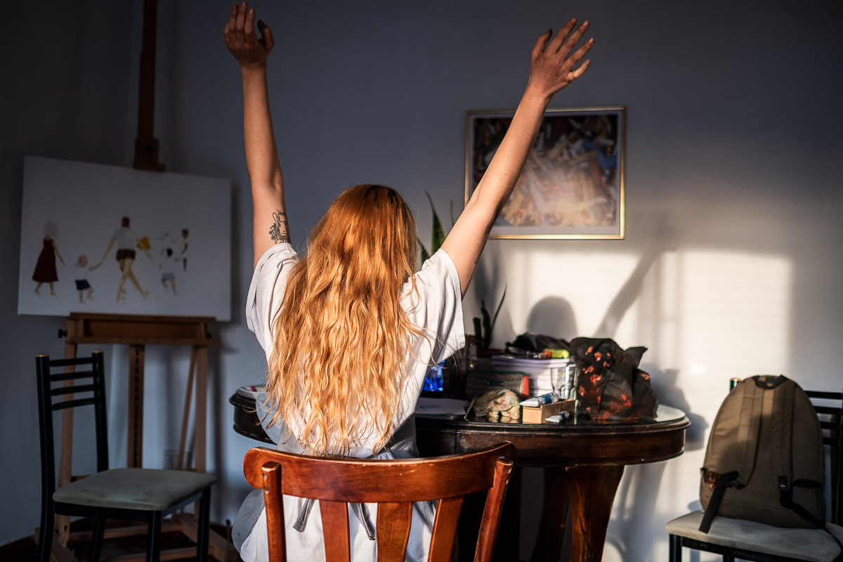 Life story. My friend Candela let me accompany her to see how she lives her life. She works in culture, militates in culture, paints what she doesn't want to forget and dreams of moving to the south. She lives with her sister Sol and her dog Ramón in an apartment in Buenos Aires that is full of beautiful light. The apartment has a good orientation, I guess west where the sun sets. The light filters through every hole, floods the shadows and at about seven o'clock in the evening tints everything in a different color. Just before it hides completely.