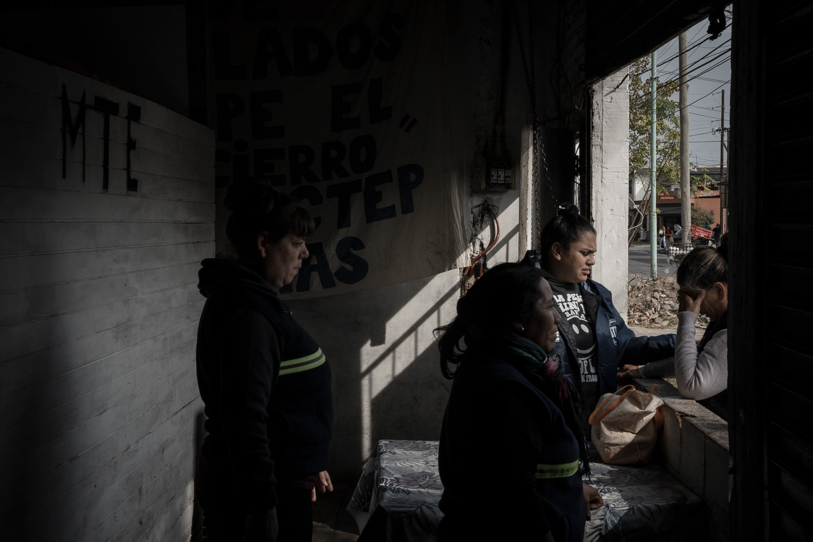 The centers "Tierra y Dignidad" in Campo Tongui and "Rompé el encierro" in Villa Fiorito, both in the town of Lomas de Zamora (Province of Buenos Aires) operate community kitchens that feed hundreds of families every day. Mirta Ramírez, one of the people in charge of the community kitchen, says that every day a new family arrives. Social organizations such as the Movement of Excluded Workers are facing the inflation index that already exceeded 8% in April and leaves millions of people in Argentina without a plate of food to survive. PHOTO/ Santi Oroz.