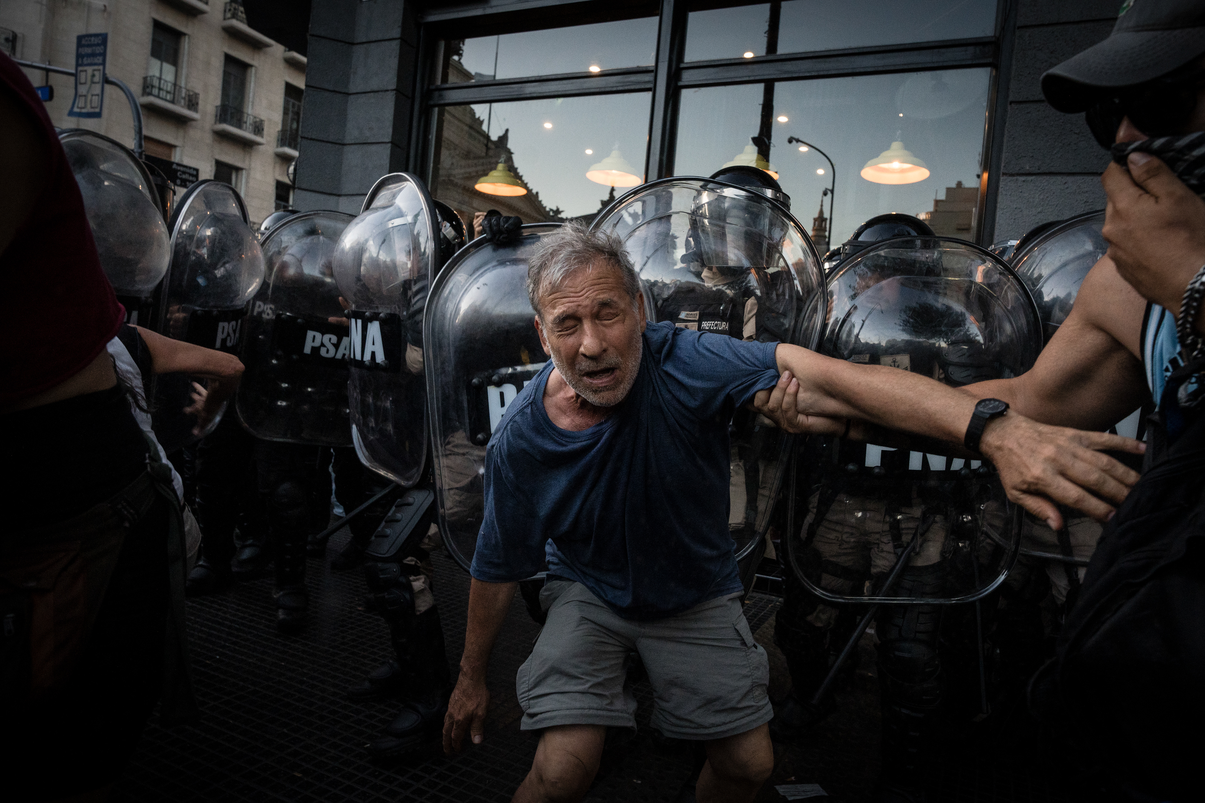Third day of protest and repression outside the National Congress while Javier Milei's Omnibus Law is being debated in Congress, in Buenos Aires, Argentina, February 2, 2024. PHOTO/Santi Oroz.