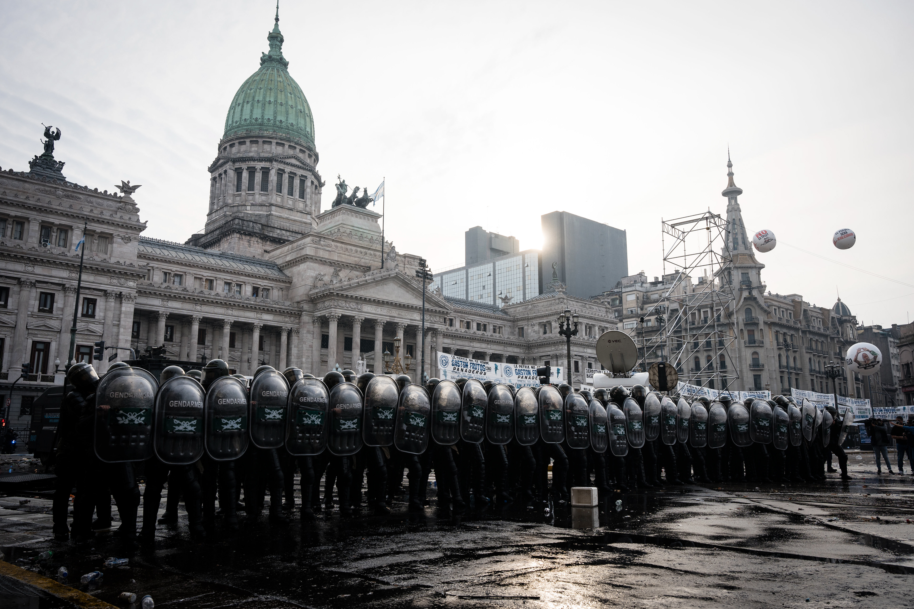Police prevent protesters from advancing towards the National Congress. The Senate Chamber of the Argentine Congress is debating Javier Milei's Ley Bases, which has already passed the Chamber of Deputies. Meanwhile, hundreds of thousands of demonstrators are protesting in the streets, leading to confrontations and repressive actions by security forces, in Buenos Aires, Argentina, on June 12, 2024. PHOTO: Santiago Oroz