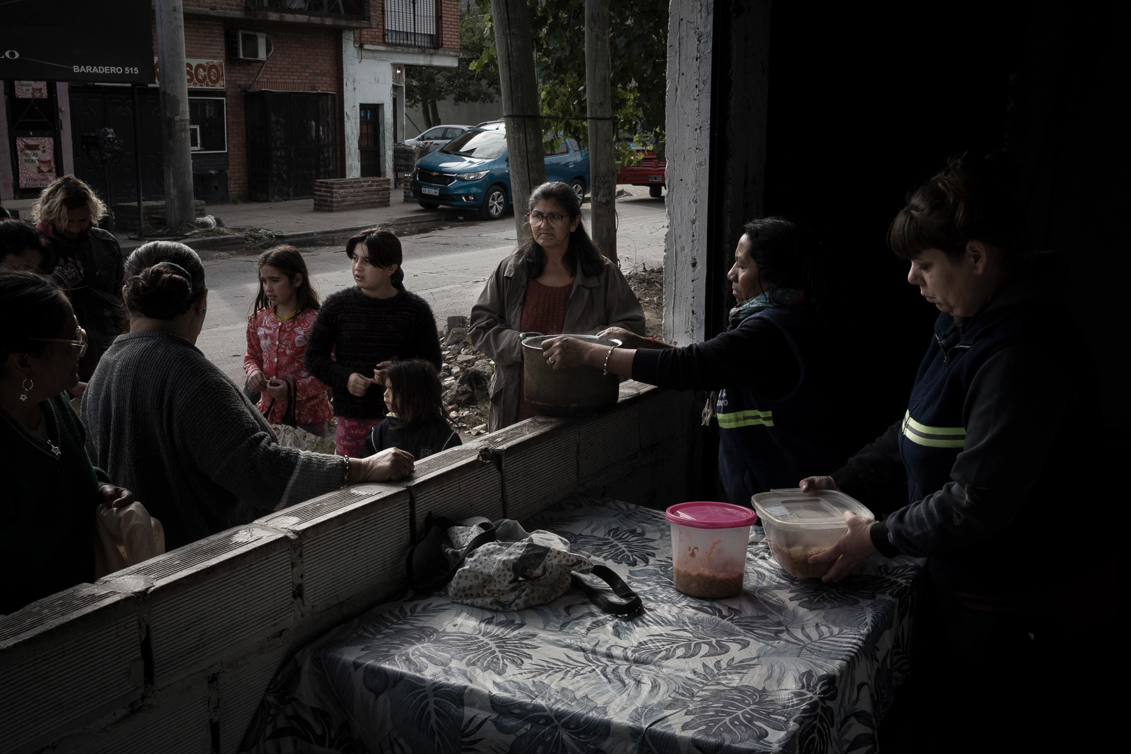 The centers "Tierra y Dignidad" in Campo Tongui and "Rompé el encierro" in Villa Fiorito, both in the town of Lomas de Zamora (Province of Buenos Aires) operate community kitchens that feed hundreds of families every day. Mirta Ramírez, one of the people in charge of the community kitchen, says that every day a new family arrives. Social organizations such as the Movement of Excluded Workers are facing the inflation index that already exceeded 8% in April and leaves millions of people in Argentina without a plate of food to survive. PHOTO/ Santi Oroz.