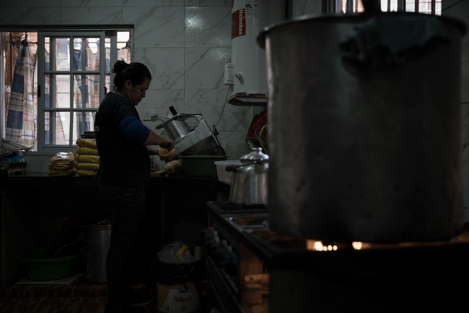 The centers "Tierra y Dignidad" in Campo Tongui and "Rompé el encierro" in Villa Fiorito, both in the town of Lomas de Zamora (Province of Buenos Aires) operate community kitchens that feed hundreds of families every day. Mirta Ramírez, one of the people in charge of the community kitchen, says that every day a new family arrives. Social organizations such as the Movement of Excluded Workers are facing the inflation index that already exceeded 8% in April and leaves millions of people in Argentina without a plate of food to survive. PHOTO/ Santi Oroz.