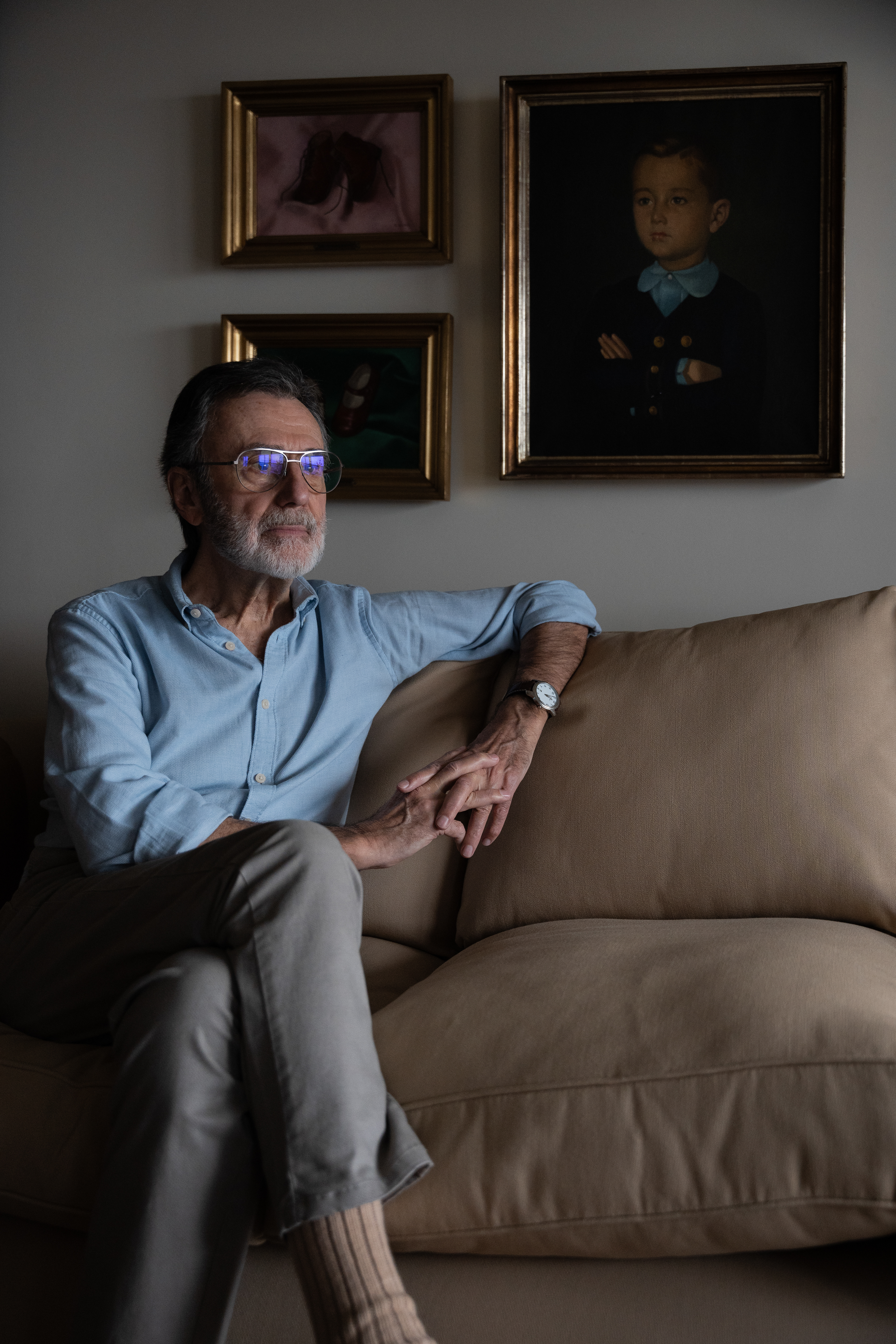 Argentine broadcaster Pancho Ibañez in front of a portrait of him as a child. PHOTO/Santiago Oroz.