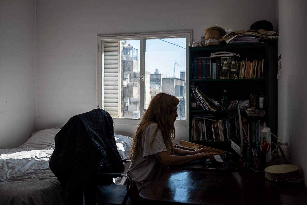 Life story. My friend Candela let me accompany her to see how she lives her life. She works in culture, militates in culture, paints what she doesn't want to forget and dreams of moving to the south. She lives with her sister Sol and her dog Ramón in an apartment in Buenos Aires that is full of beautiful light. The apartment has a good orientation, I guess west where the sun sets. The light filters through every hole, floods the shadows and at about seven o'clock in the evening tints everything in a different color. Just before it hides completely.
