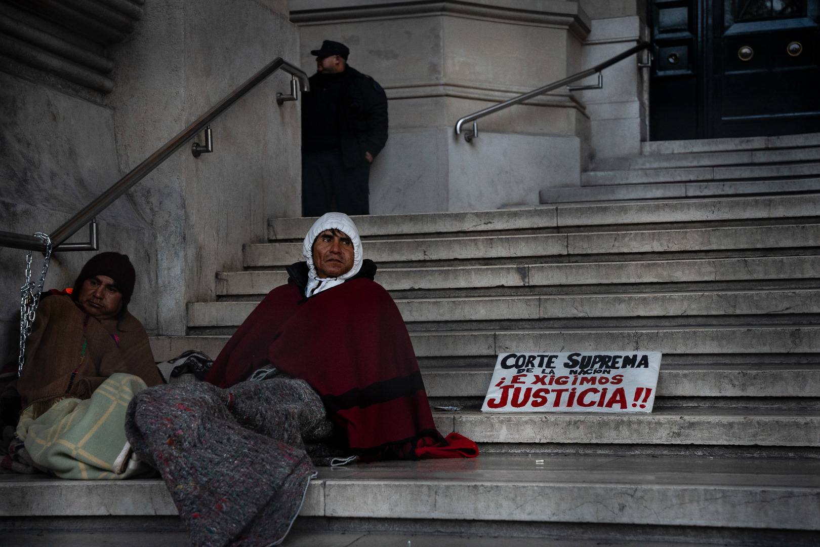 Chained to the courts, on hunger strike, the Malón for peace camps in its eighth day in Buenos Aires until the end of the reform that denies their rights, their lands, their history, in Buenos Aires, Argentina, on August 9, 2023. PHOTO/Santi Oroz.