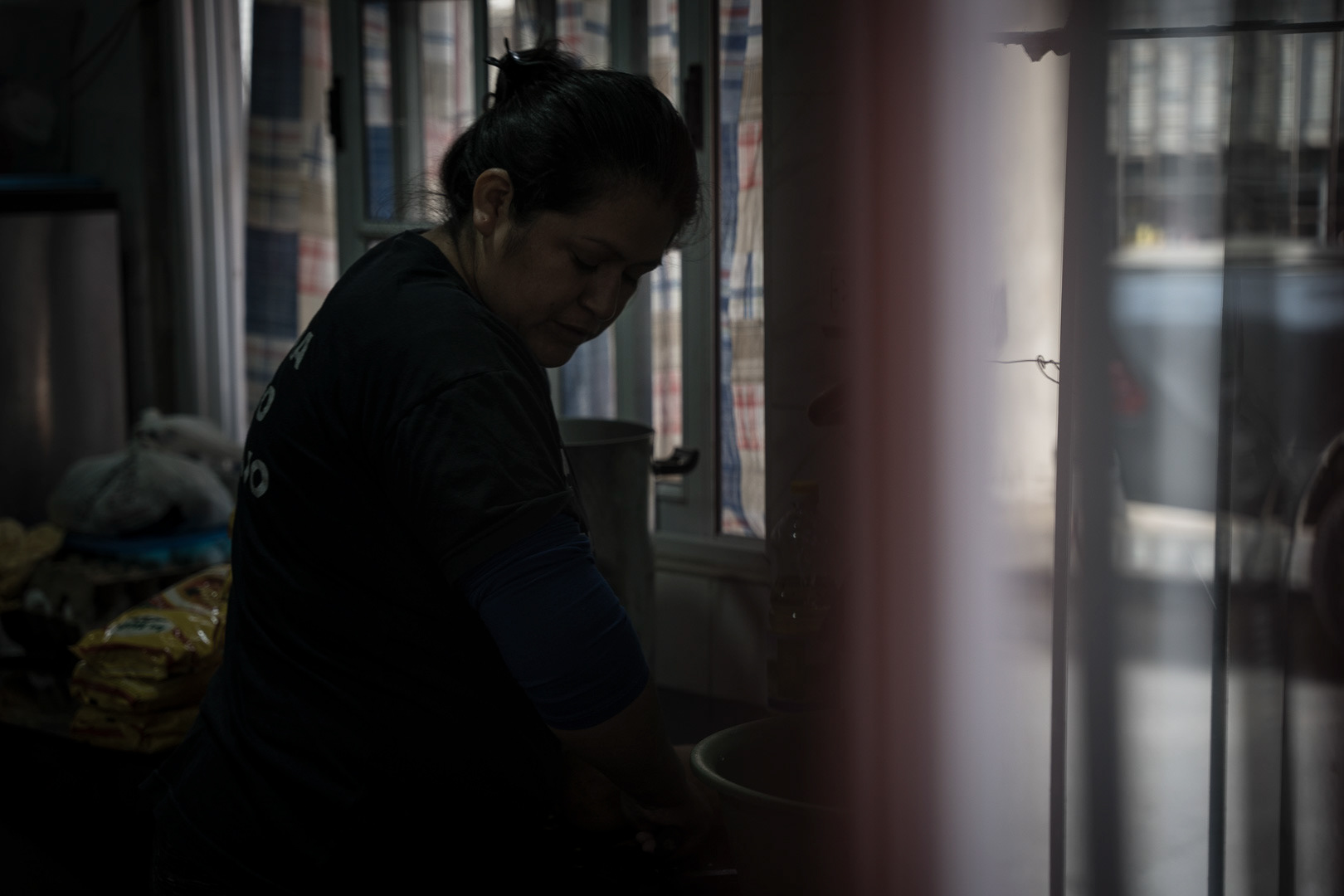 The centers "Tierra y Dignidad" in Campo Tongui and "Rompé el encierro" in Villa Fiorito, both in the town of Lomas de Zamora (Province of Buenos Aires) operate community kitchens that feed hundreds of families every day. Mirta Ramírez, one of the people in charge of the community kitchen, says that every day a new family arrives. Social organizations such as the Movement of Excluded Workers are facing the inflation index that already exceeded 8% in April and leaves millions of people in Argentina without a plate of food to survive. PHOTO/ Santi Oroz.