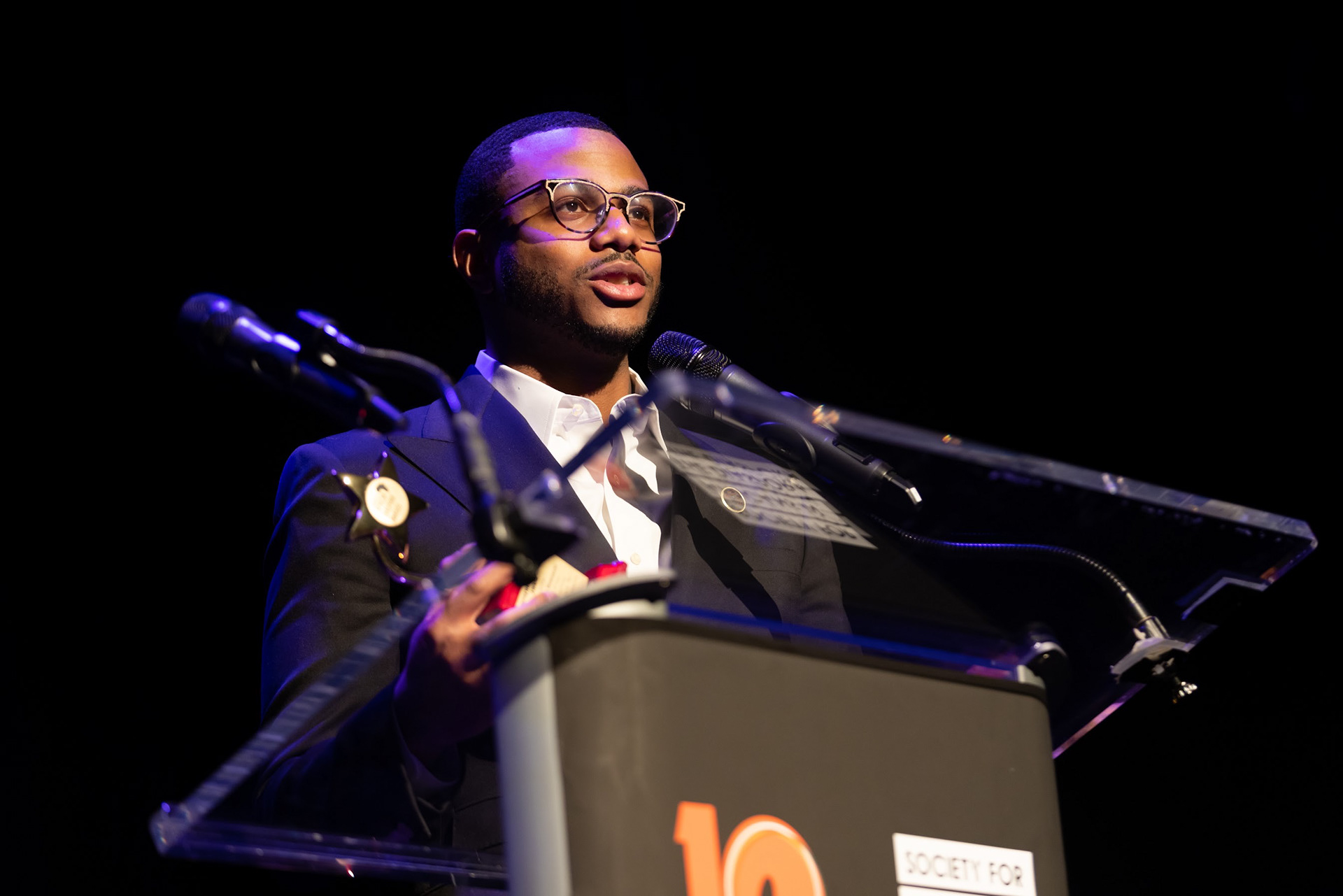 Powerful words from Chef Kwame Onwuachi as he accepted his 'Entrepreneur of the Year' award at the 2022 @africandiasporaawards A kid from the Bronx turned chef, author and entrepreneur. With the Fall 2022 opening of his restaurant @tatianabychefkwame in #NYC this is an amazing full circle moment.  Photo by @solwazi_olusola  #ADA2022 #SharedJourney #chefkwameonwuachi #lincolncenter