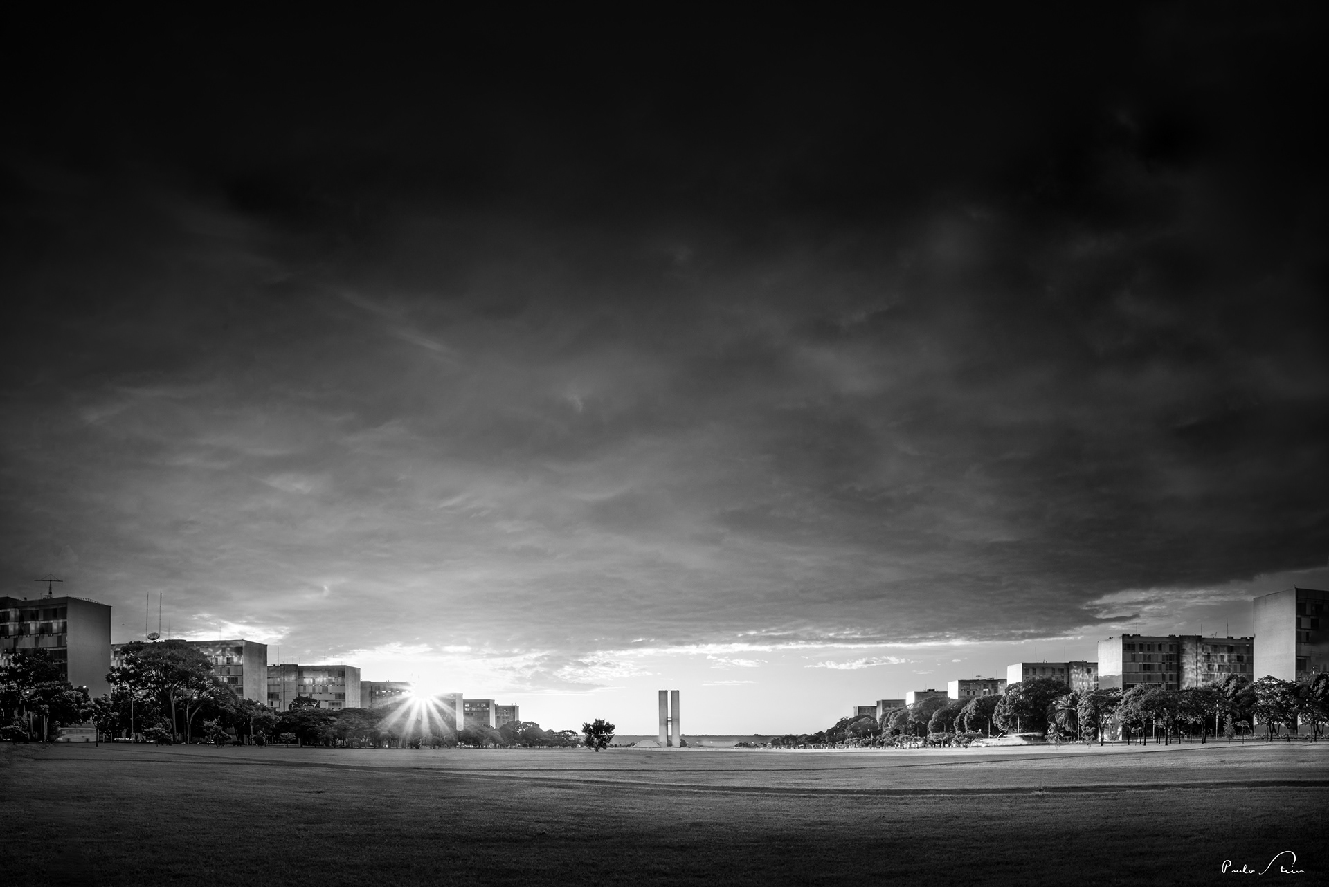 Nascer do Sol na Esplanada 02 - P&B