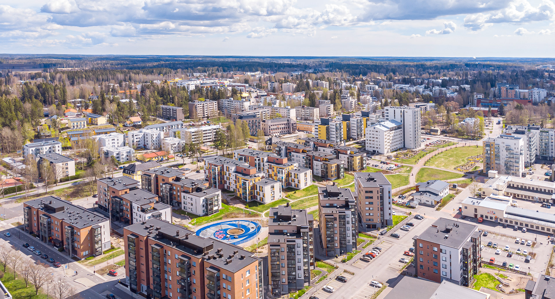 Puistoinen keskuskatu Pajalan kerrsotalojen välissä