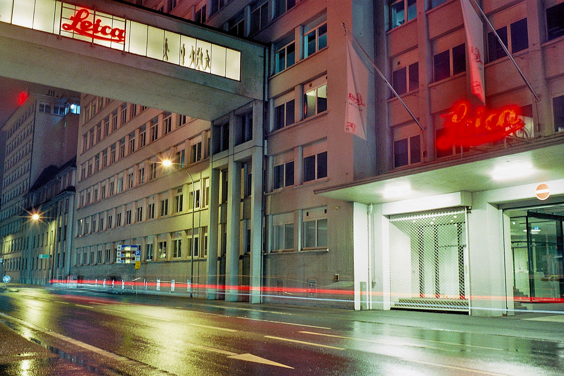 Das alte Leitz-Gebäude mit Lichtspuren, Langzeitaufnahme. Leica M4, Voigtländer Ultron 35mm F2.0, Kodak Ultramax 400.