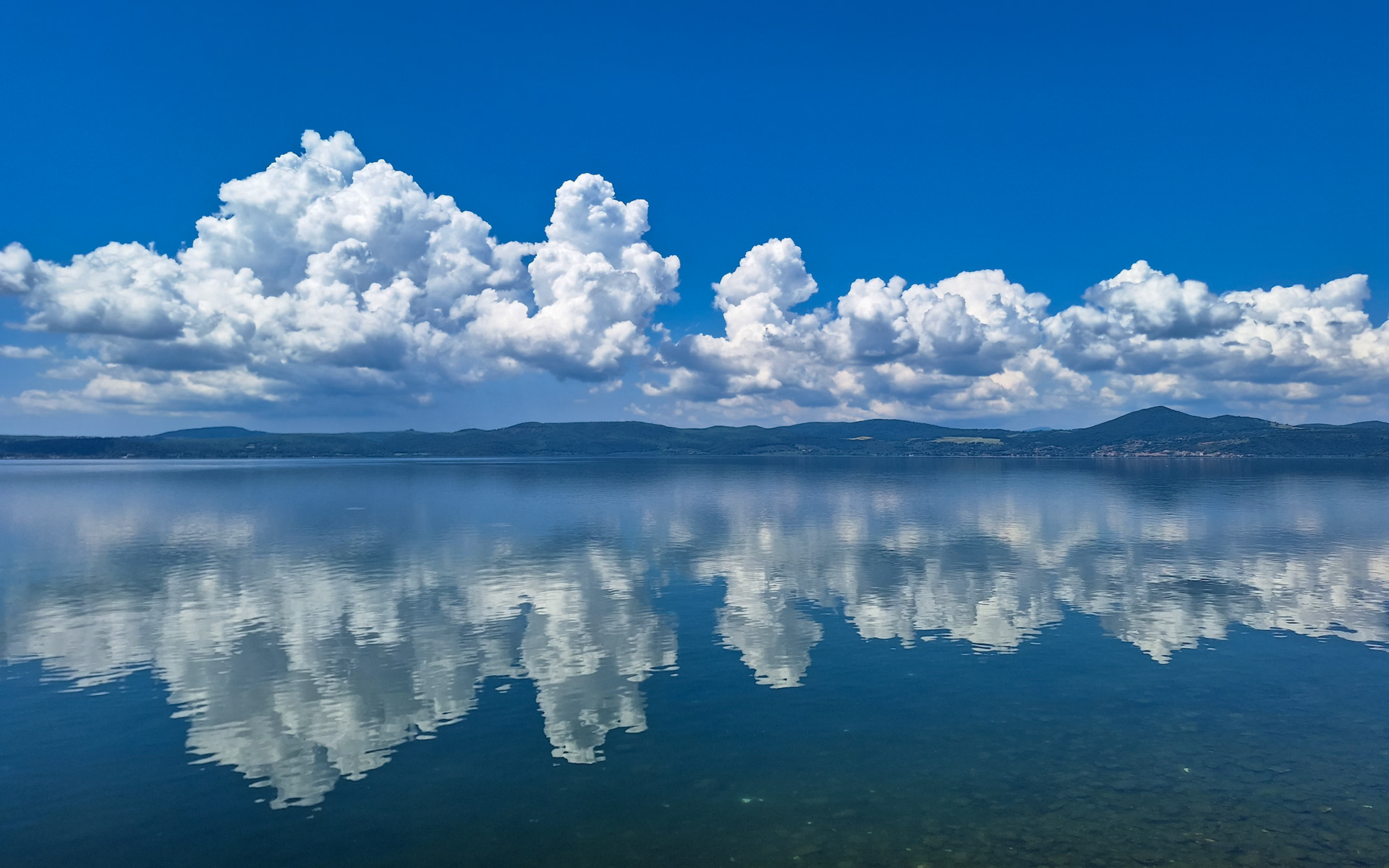 Lago di Bracciano, Italien, nördlich von Rom, Smartphone