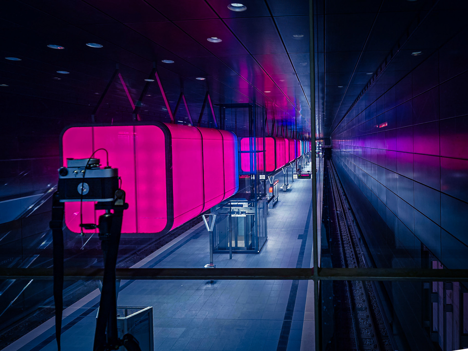 U-Bahnhof HafenCity, Hamburg, Smartphone