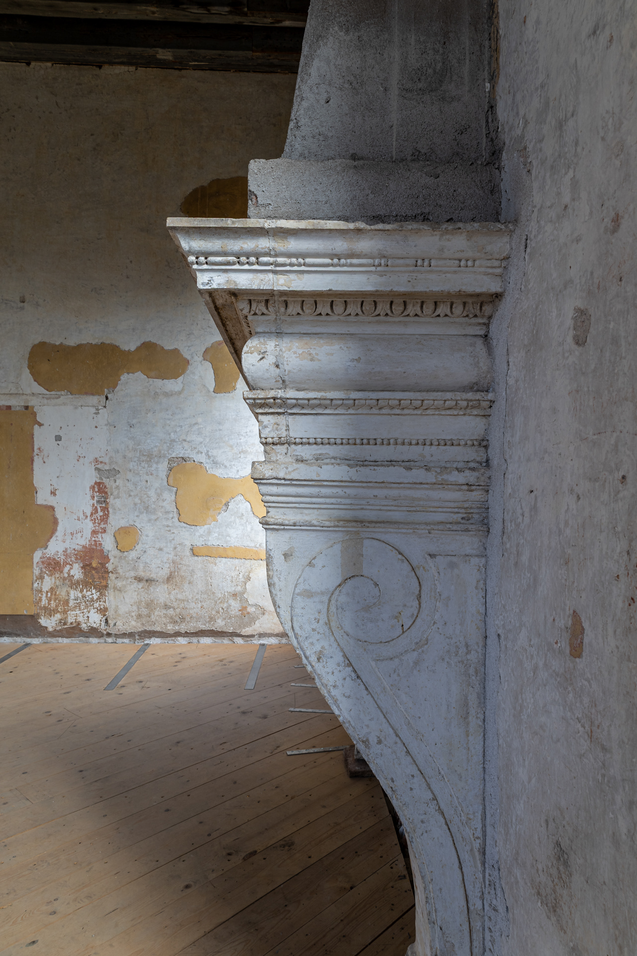 Decoration of a mantelpiece.
