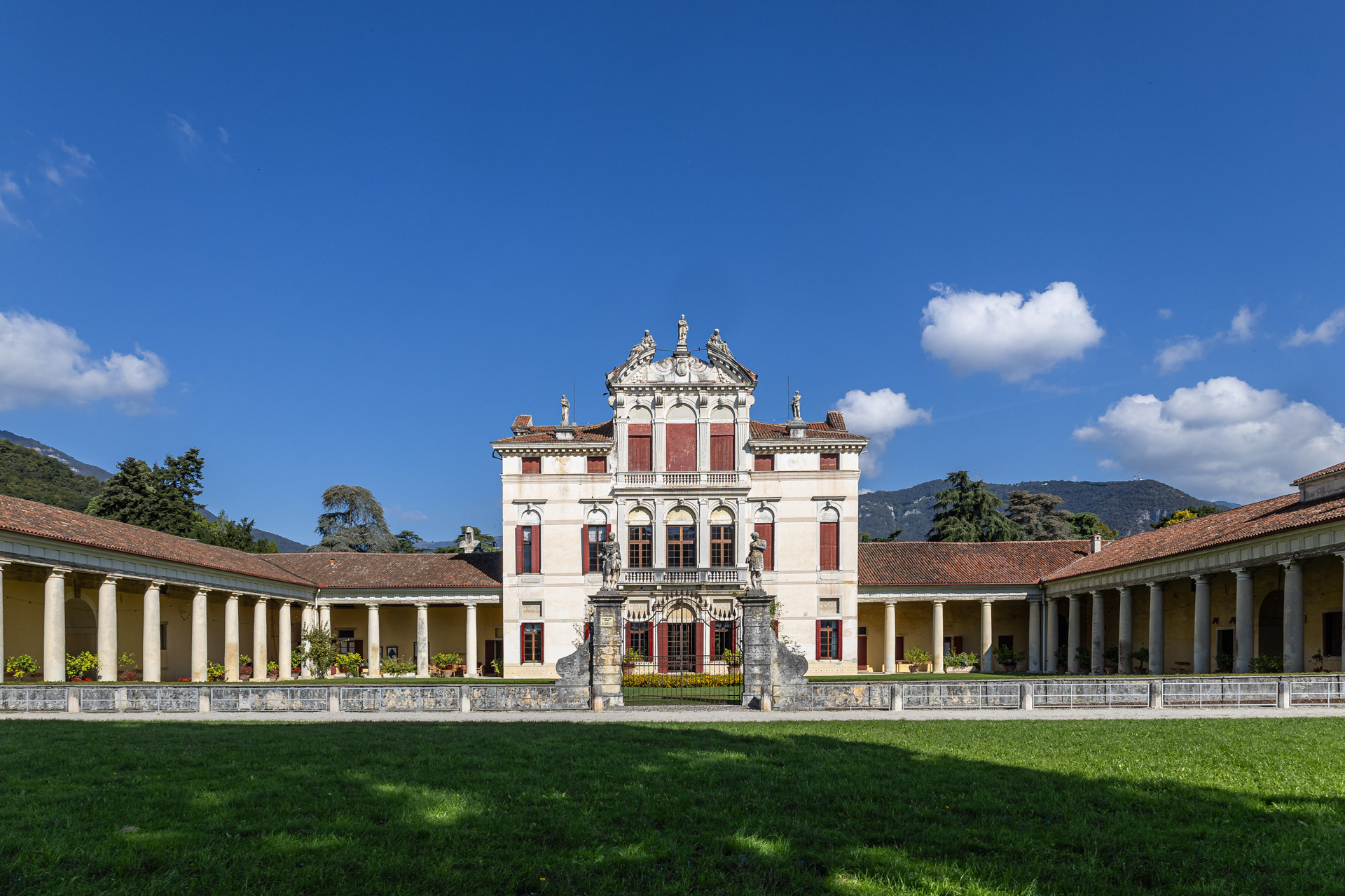 Villa Angarano is owned by heirs in the female line of the Bianchi Michiel family. The service buildings next to the residence (17th century) are designed by Palladio (1570) 