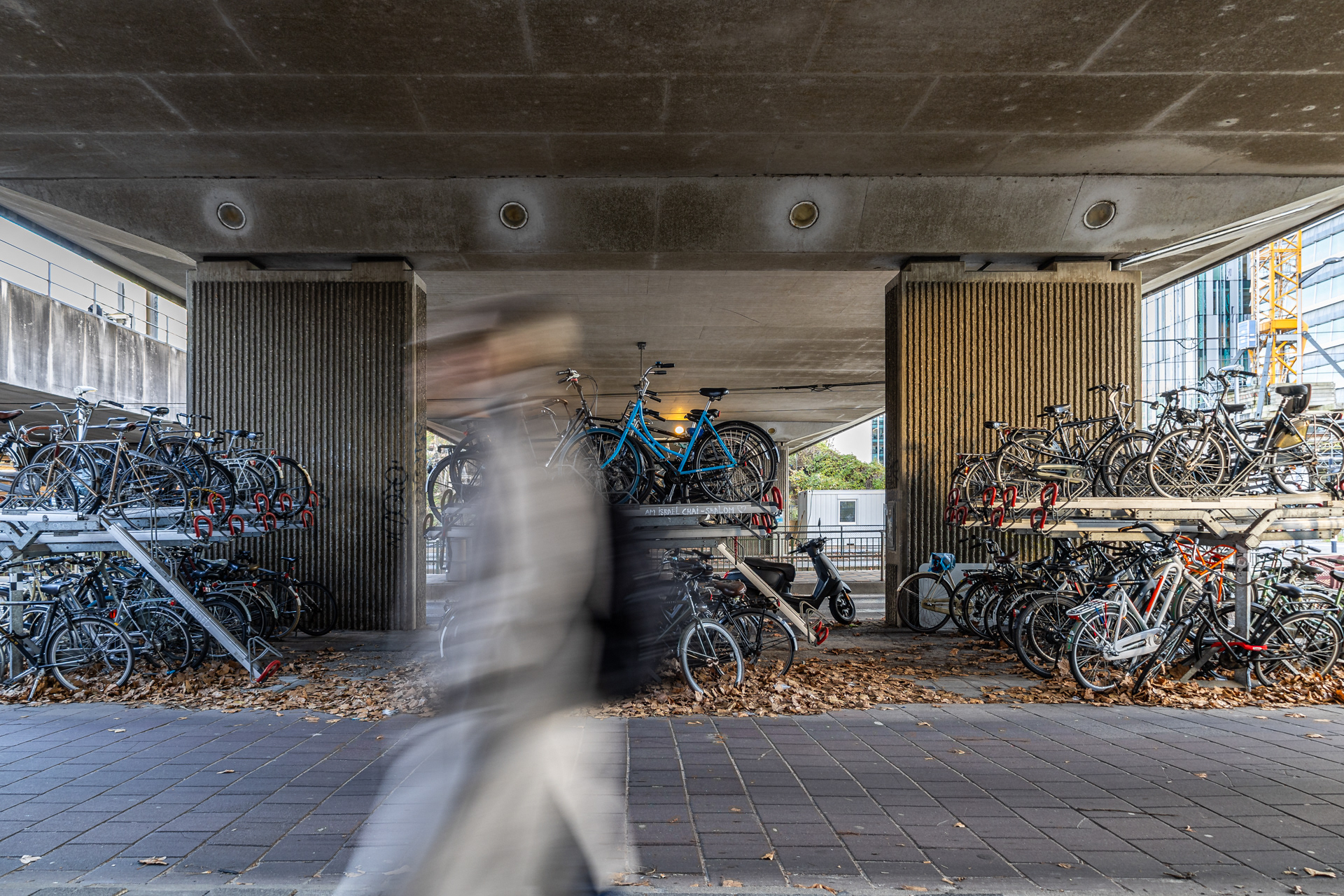 Keuzes uit het verleden dragen niet altijd bij aan een veilige, gezonde leefomgeving. Ultra compacte bebouwing, weinig ruimte voor groen, veel bestrating en een infrastructuur ingericht voor drukke verkeersstromen typeren de Zuidas van vandaag.