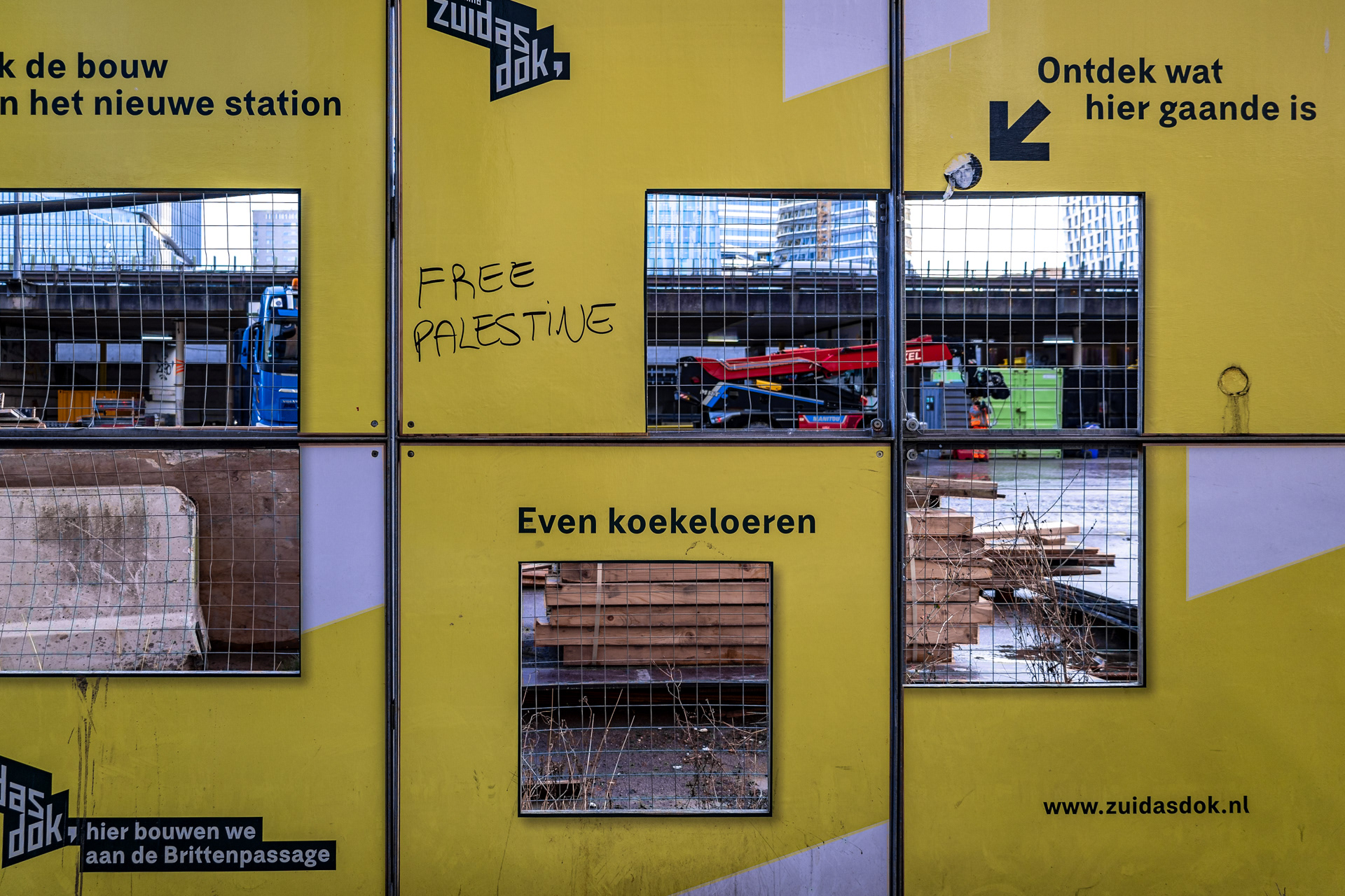 De ringweg A10 Zuid komt aan beide zijden van spooren metrostation Amsterdam Zuid in een tunnel te liggen. Hierdoor ontstaat een weids stationsgebied, met veel ruimte voor groen, dat beide delen van de Zuidas met elkaar verbindt.